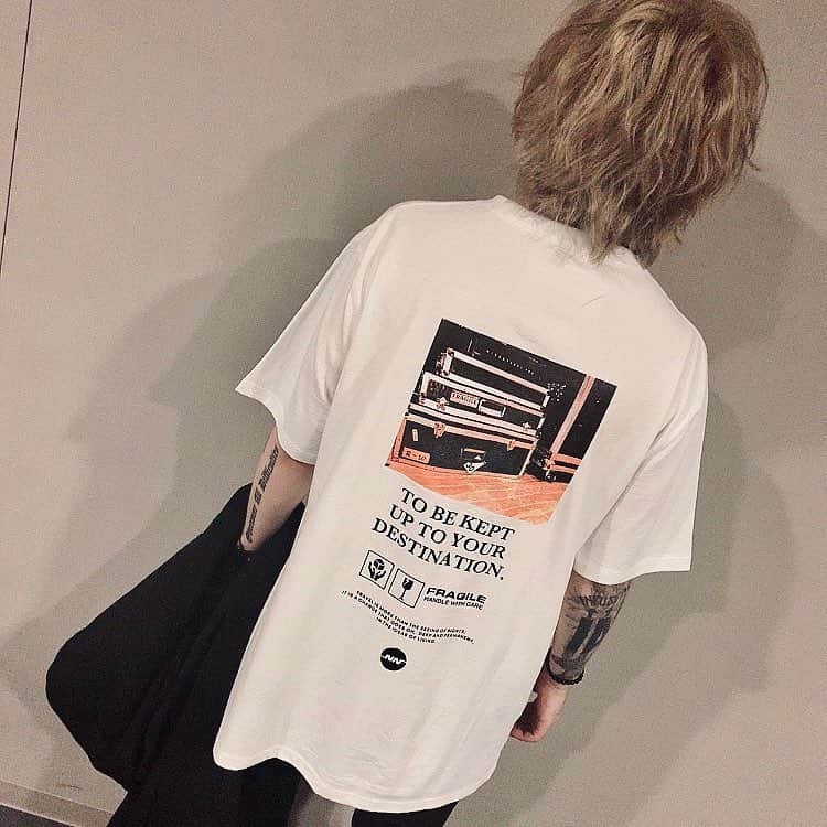 RUKI さんのインスタグラム写真 - (RUKI Instagram)「TOUR RACK TEE ． グラフィックを使いたくてチョイスした実際ツアーで使っていたラックケースの写真。グラフィックTだけど派手になりすぎず着やすいです。カラバリは白と初のused gray！褪せた感じの黒っぽいグレーになります。黒で重くなりすぎる時におススメ！ ． #nilduenilun_tokyo #nilduenilun #onlinetour19 #act5 #segue #ruki #thegazette #fashion #instagood」4月25日 21時06分 - ruki_nilduenilun