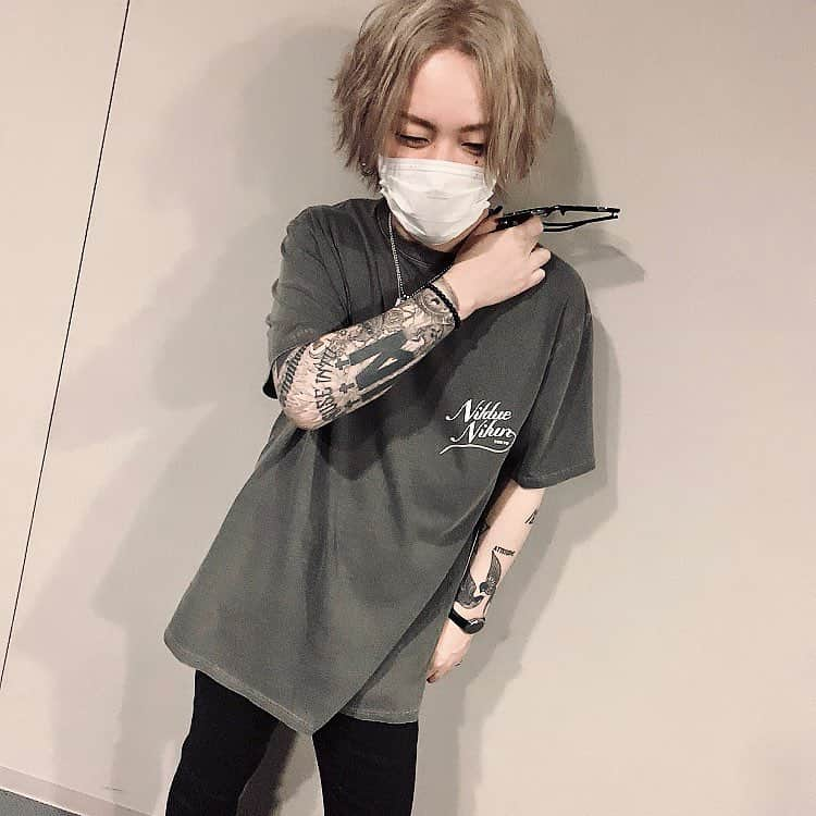 RUKI さんのインスタグラム写真 - (RUKI Instagram)「TOUR RACK TEE ． グラフィックを使いたくてチョイスした実際ツアーで使っていたラックケースの写真。グラフィックTだけど派手になりすぎず着やすいです。カラバリは白と初のused gray！褪せた感じの黒っぽいグレーになります。黒で重くなりすぎる時におススメ！ ． #nilduenilun_tokyo #nilduenilun #onlinetour19 #act5 #segue #ruki #thegazette #fashion #instagood」4月25日 21時06分 - ruki_nilduenilun