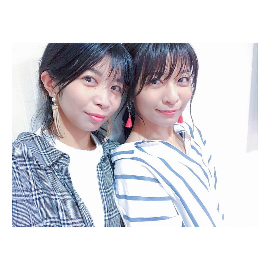 三倉佳奈さんのインスタグラム写真 - (三倉佳奈Instagram)「今日はなんだか似てる双子な私たち。 2人とも前髪おろして髪をまとめてるからだけど、なんだか顔も近づいてきた気がする🤭🤭 ふしぎ。 . . #似てる時期と似てない時期が定期的にくる #twins #ふたご」4月25日 21時06分 - kana_mikura0223