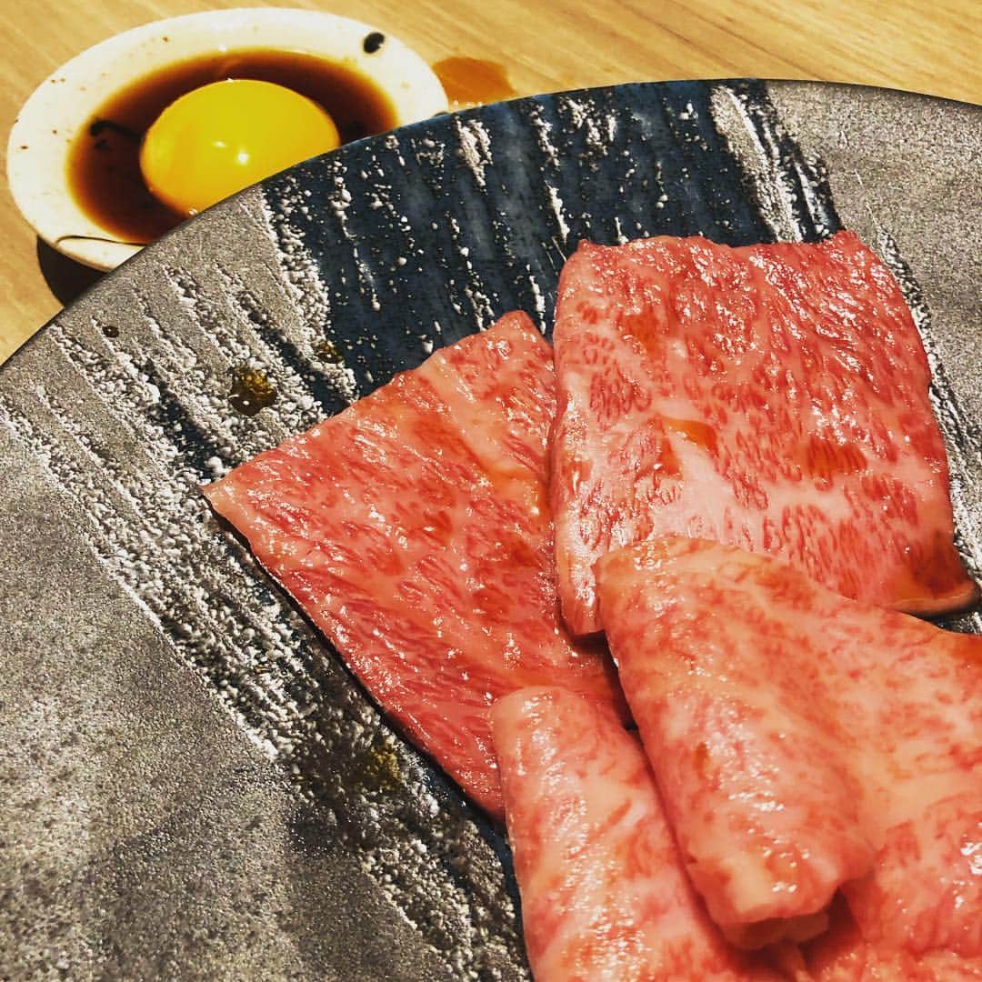 久永輝明さんのインスタグラム写真 - (久永輝明Instagram)「5/1グランドオープンの焼肉あざぶやにレセプションディナーで行ってきました！ まず間違いなく肉が美味い！ そして全席個室のゆとり感(^^) 家族で素敵な夕飯をいただきました！ #あざぶや #六本木焼肉」4月25日 21時06分 - teruakifukuoji