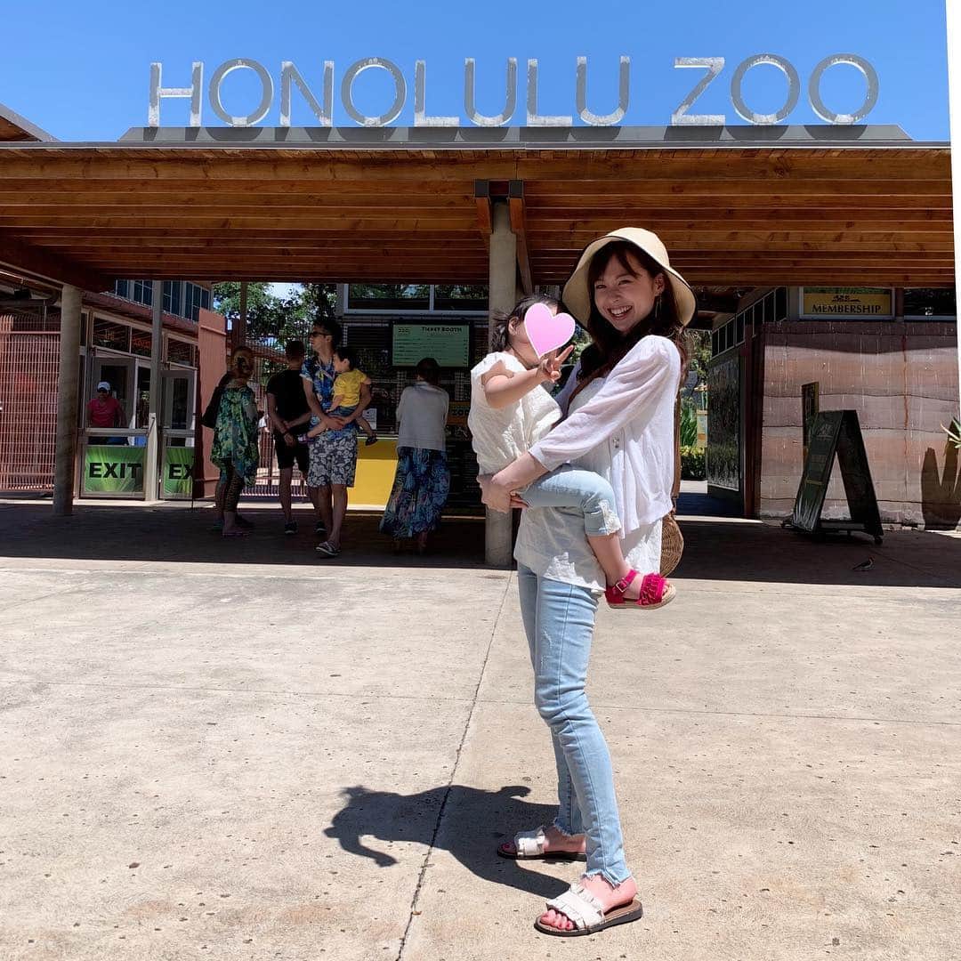 原田あかねさんのインスタグラム写真 - (原田あかねInstagram)「✩*॰ ホノルル動物園🐘✨ 娘はアスレチックが 1番気に入ったようです🤣🤙 . ランチでハンバーガーと ポップコーン食べてたら🍿 鳥や孔雀？が群がってきて怖かった😂 (swipe▶︎) . この日は娘と 白✖️デニムで  #リンクコーデ  しました❤️ . #hawaii #hawaiistagram #honolulu #waikiki #honoluluzoo #zoo #mamagirl #動物園 #family #親子 #親子コーデ #code #outfit」4月25日 21時16分 - akane.hrd