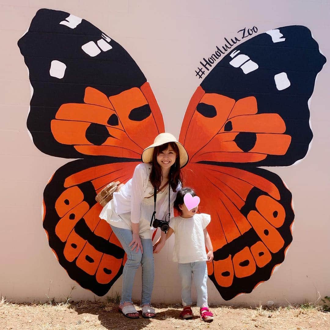 原田あかねさんのインスタグラム写真 - (原田あかねInstagram)「✩*॰ ホノルル動物園🐘✨ 娘はアスレチックが 1番気に入ったようです🤣🤙 . ランチでハンバーガーと ポップコーン食べてたら🍿 鳥や孔雀？が群がってきて怖かった😂 (swipe▶︎) . この日は娘と 白✖️デニムで  #リンクコーデ  しました❤️ . #hawaii #hawaiistagram #honolulu #waikiki #honoluluzoo #zoo #mamagirl #動物園 #family #親子 #親子コーデ #code #outfit」4月25日 21時16分 - akane.hrd