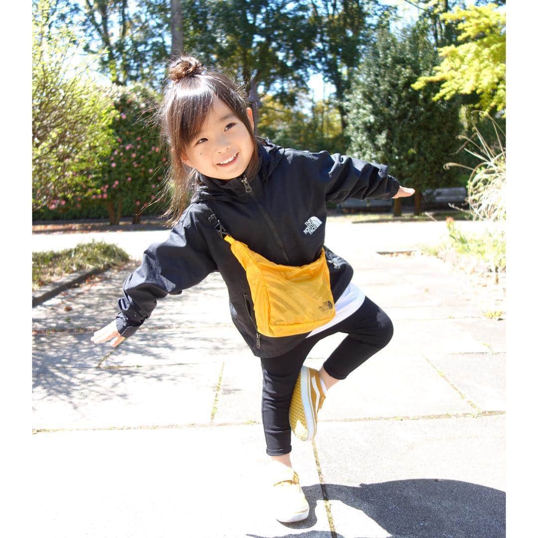 Saraさんのインスタグラム写真 - (SaraInstagram)「. coordinate♡ . マンパとバッグは 大好きな @thenorthface 🌈 . モノトーンに小物はイエロー💛 . おにゅーのスキニーは 動きやすくてサラもお気に入り❤️ . mountain parka ▶︎ #thenorthface  pants ▶︎ #branshes  shoes ▶︎ #vans  bag ▶︎ #thenorthface . . #ootd #kids #kids_japan #kids_japan_ootd #kjp_ootd #kidsfahion #kidscode #kidsootd #kidswear #キッズコーデ #キッズファッション #インスタキッズ #ノースフェイス #マウンテンパーカー #オールドスクール #楽天roomに載せてます」4月25日 21時09分 - sarasara718