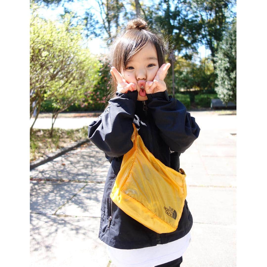 Saraさんのインスタグラム写真 - (SaraInstagram)「. coordinate♡ . マンパとバッグは 大好きな @thenorthface 🌈 . モノトーンに小物はイエロー💛 . おにゅーのスキニーは 動きやすくてサラもお気に入り❤️ . mountain parka ▶︎ #thenorthface  pants ▶︎ #branshes  shoes ▶︎ #vans  bag ▶︎ #thenorthface . . #ootd #kids #kids_japan #kids_japan_ootd #kjp_ootd #kidsfahion #kidscode #kidsootd #kidswear #キッズコーデ #キッズファッション #インスタキッズ #ノースフェイス #マウンテンパーカー #オールドスクール #楽天roomに載せてます」4月25日 21時09分 - sarasara718