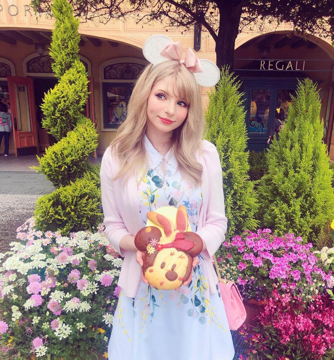 ソフィーさんのインスタグラム写真 - (ソフィーInstagram)「Easter Minnie Bread!! It’s so limited and I feel lucky to get it! But now I feel like it’s too cute to eat! 😂👏 . #tokyodisneysea #tiktokdiner #minniemouse #tokyodisneyeaster #tokyodisney」4月25日 21時10分 - peachmilky_