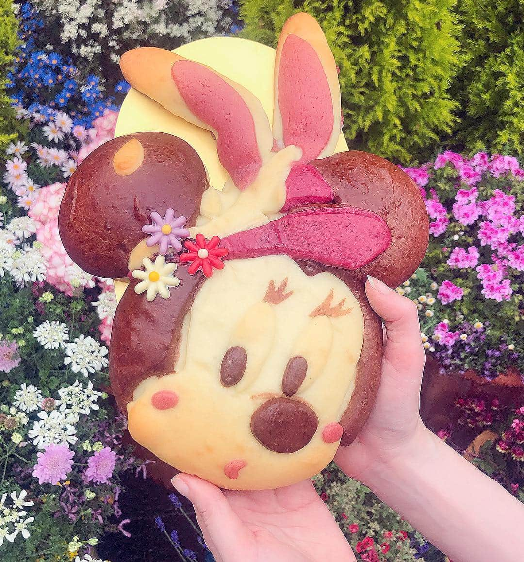 ソフィーさんのインスタグラム写真 - (ソフィーInstagram)「Easter Minnie Bread!! It’s so limited and I feel lucky to get it! But now I feel like it’s too cute to eat! 😂👏 . #tokyodisneysea #tiktokdiner #minniemouse #tokyodisneyeaster #tokyodisney」4月25日 21時10分 - peachmilky_