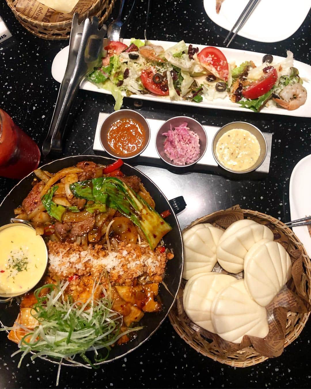 セリ さんのインスタグラム写真 - (セリ Instagram)「이틀연속 가로수길 비도오고 그래서 감성따라 왔어요🌂 합정에도 #감성아시아 있대요(속닥)」4月25日 21時12分 - shabet_serri