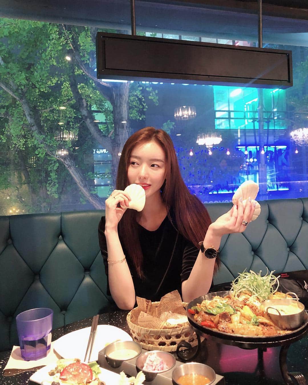 セリ さんのインスタグラム写真 - (セリ Instagram)「이틀연속 가로수길 비도오고 그래서 감성따라 왔어요🌂 합정에도 #감성아시아 있대요(속닥)」4月25日 21時12分 - shabet_serri