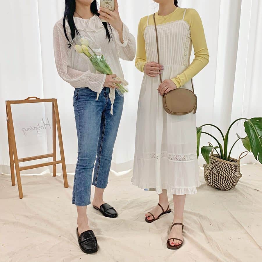 HOTPING公式アカウントさんのインスタグラム写真 - (HOTPING公式アカウントInstagram)「ホワイトのITEMを使ったシミラーコーデ👯‍♀️お友達とぜひ💗 - #シミラーコーデ #ワンピース #ブラウス #시밀러룩 #오오티디」4月25日 21時13分 - hotping_japan