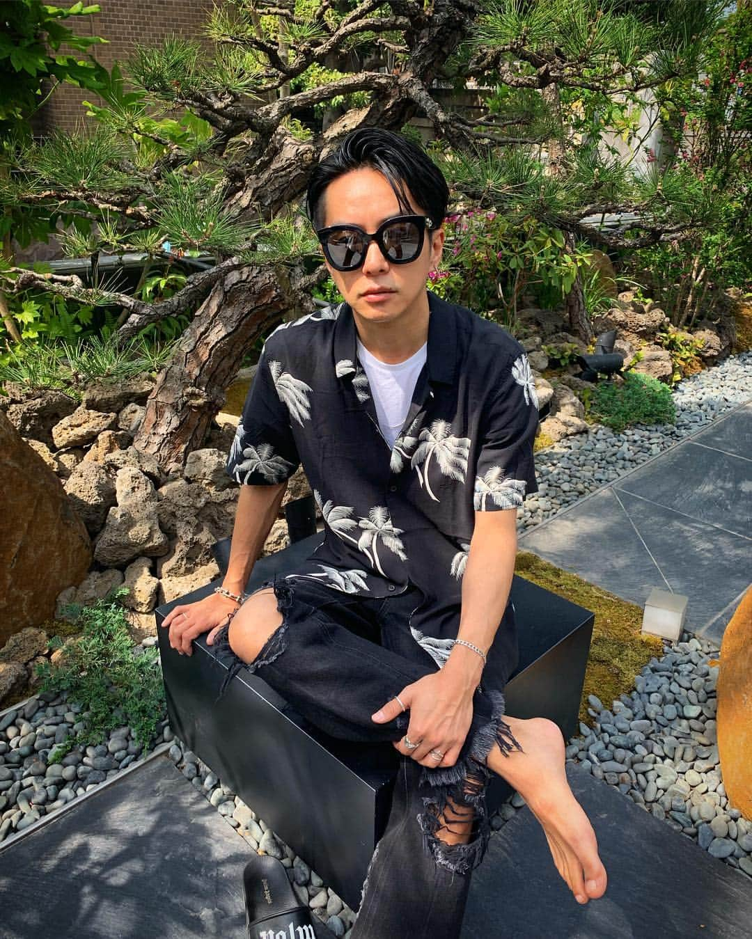 奈良裕也さんのインスタグラム写真 - (奈良裕也Instagram)「@allsaintsjapan の HAWAIIAN シャツでコーディネート。僕は黒のダメージデニムにモード風に さらりと羽織れる素材で春夏に大活躍できそう  4/30(火)まで、ALLSAINTS HAWAIIANシャツキャンペーンやってます! 1 インスタで@allsaintsjapan をフォロー 2 ハッシュタグ “AlohaAllSaints”と「僕ならHAWAIIAN シャツをどんなアイテムと合わせるか」という内容のコメントを投稿に対して行うよ これをやった人には、抽選でシャツが当たる 当選者へは ALLSAINTS から直接 DMに連絡がくるみたいです〜 🌴 #PR  #AlohaAllSaints #オールセインツ」4月25日 21時15分 - yuyanara