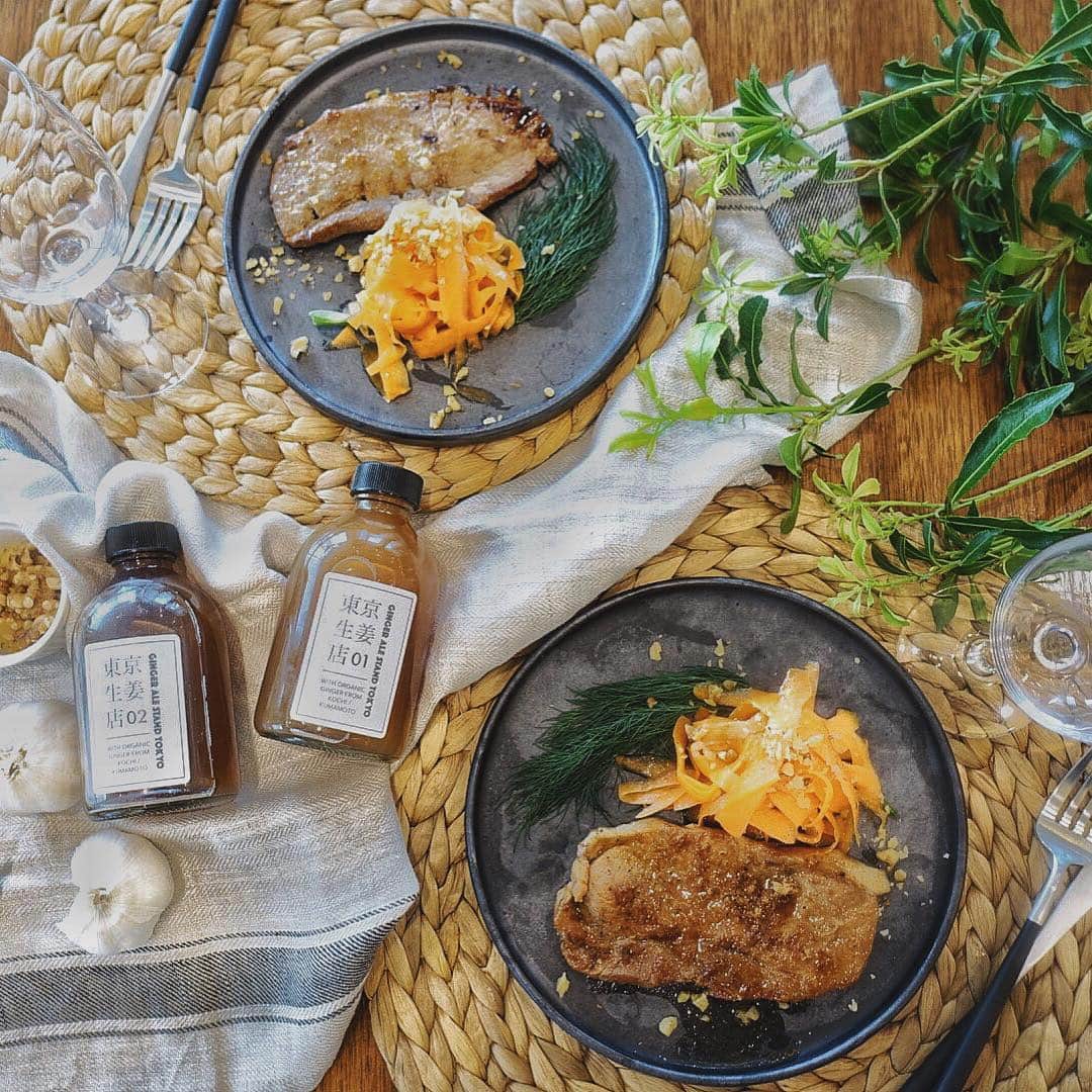 上原歩さんのインスタグラム写真 - (上原歩Instagram)「素敵なテーブルコーディネート♡ @yamamotosatoko  お料理のインスタLIVEどきどきしました。ww 改めて今回の主旨、伝えさせてください😊少々長くなります。 ・ ご縁あって始まった @vio_organic さんのお料理コンテンツ内で私が調理をするという企画。 食べる事、飲む事、そこに集う事、作る事が好きで投稿していたお料理には「レシピください、本出して、教室やって」と有り難いお言葉をたくさん頂けて何かできないかなぁ、、と この企画はその一歩になるのかなとスタートしました♫ 商材ありきのレシピになるのでこちらは #あゆごはん と呼んでいますが、 私が１から考え、何度も試作し出来上がったレシピです。 みんなで何度も食べています。w それでも 本当に美味しいね！という言葉は純粋に嬉しい♫ オーガニックである事、無添加である事、というより私としては、作り手さんの顔が見え、想いが詰まった、ほんとうに身体に良いもの、として捉えています。 そういう素晴らしい商材をより簡単に調理して、美味しい！を皆さんにシェアできたら。 とにかく工程や材料を削ぎ落として、 毎日忙しく頑張っている方々に食べて欲しい “心と体が元気になれるもの” レシピにはそんな想いを込めています👩🏻‍🍳 そして私が作る事で、あれ？できそう、やってみようかな？と お料理をする事がもっと身軽になればいいなとも思っています☺︎ この配信では様々な商材を使って私自身も勉強しながら楽しく重ねていきたい♫ #あゆめし 改め #あゆレシピ も今まで通り投稿していきます☺︎ いつもご飯の投稿楽しみにしていてくださる皆様、ありがとうございます。 その言葉が私のモチベーションです♡ ・ #love #cooking #happy #instagood #instafood  #vio #vioキッチン #あゆごはん #お料理動画 #あゆレシピ」4月26日 2時42分 - ayumiuehara