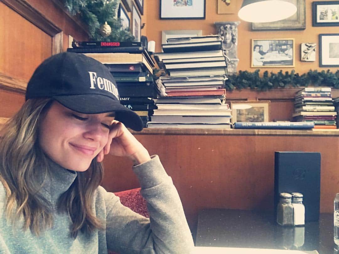 のインスタグラム：「Found a cozy little spot. Hello Vancouver ! ✨☀️😍」