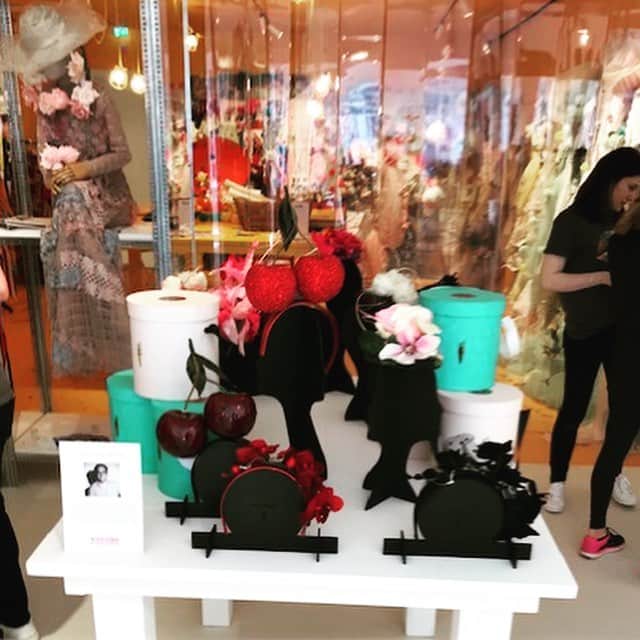 ピアーズアトキンソンさんのインスタグラム写真 - (ピアーズアトキンソンInstagram)「⏩ Scroll for more colour ❤️🧡😂💚💙💜💖 We have launched our #SummerSeason #hats #millinery #fashion and #couture #popup in @bicestervillage MEGA thanks to #bicestervillage and #meihui 🥰 ・・・ Voices of East London = Now open! 🙌✨ From Shoreditch to Bicester Village, discover an exciting new concept store where art meets fashion, curated by chief connector extraordinaire and fashion designer @MeiHuiliu8 and inspired by the @maryameisler book, Voices East London. Open until 6 May! 🎨🛍」4月26日 2時46分 - piersatkinson