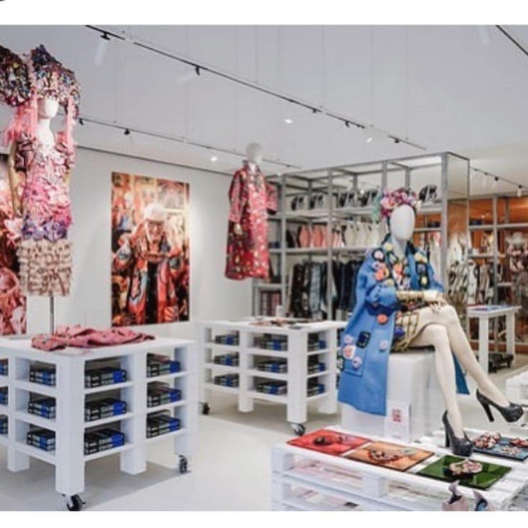 ピアーズアトキンソンさんのインスタグラム写真 - (ピアーズアトキンソンInstagram)「⏩ Scroll for more colour ❤️🧡😂💚💙💜💖 We have launched our #SummerSeason #hats #millinery #fashion and #couture #popup in @bicestervillage MEGA thanks to #bicestervillage and #meihui 🥰 ・・・ Voices of East London = Now open! 🙌✨ From Shoreditch to Bicester Village, discover an exciting new concept store where art meets fashion, curated by chief connector extraordinaire and fashion designer @MeiHuiliu8 and inspired by the @maryameisler book, Voices East London. Open until 6 May! 🎨🛍」4月26日 2時46分 - piersatkinson