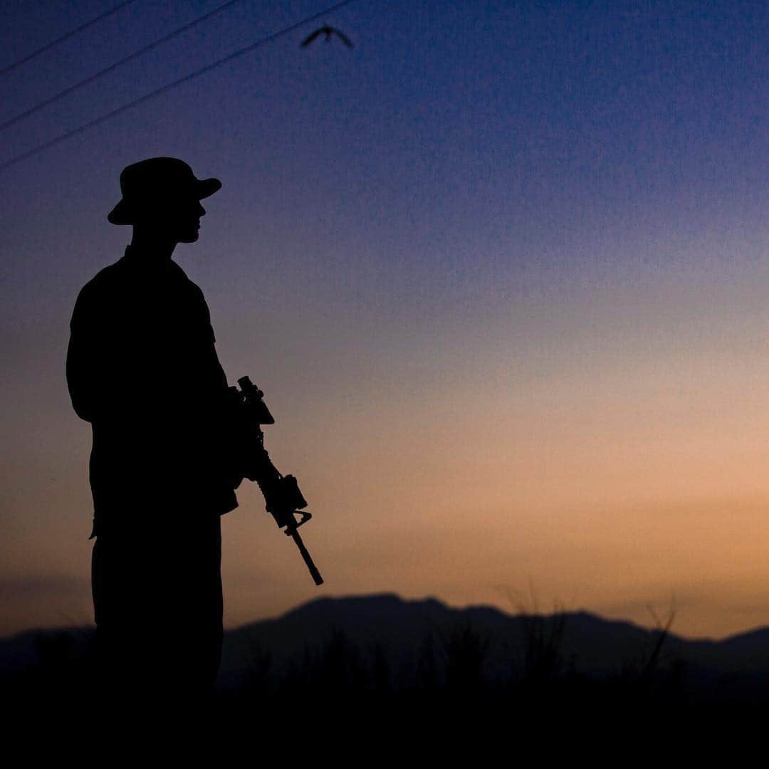 アメリカ海兵隊さんのインスタグラム写真 - (アメリカ海兵隊Instagram)「Stop & Stare  Lance Cpl. Hunter Doshier enjoys the sunrise during Exercise Balikatan 2019, at the Navy Education Training Command in the Philippines. (U.S. Marine Corps photo by Lance Cpl. Christian Ayers)  #USMC #Marine #MarineCorps #MarineLife #Marines #Sunset #Silhouette #StandTall #SunsetPhotography #SunsetLover #Balikatan #Rah #Yut #SemperFi」4月25日 21時18分 - marines