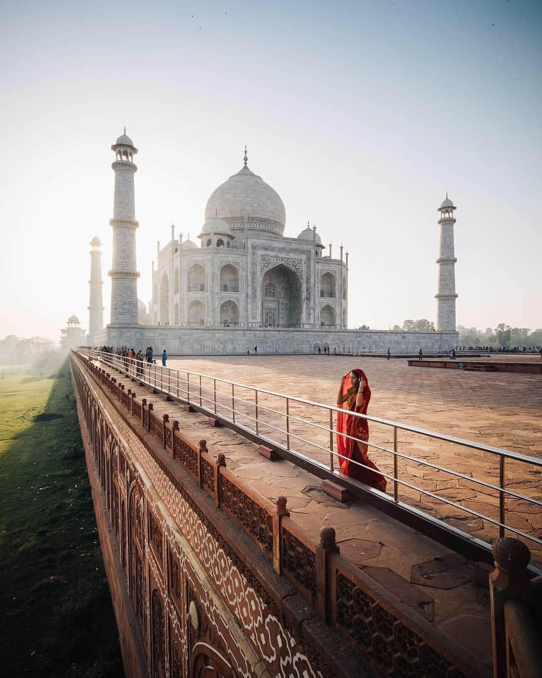 BEAUTIFUL DESTINATIONSさんのインスタグラム写真 - (BEAUTIFUL DESTINATIONSInstagram)「"I’d seen the Taj many times in books throughout my childhood, but it still took my breath away upon seeing it in person for the very first time." ✨  What iconic landmarks have left you speechless at first sight? (📷:@Jordhammond 📍: Taj Mahal, Agra, India)」4月25日 21時19分 - beautifuldestinations