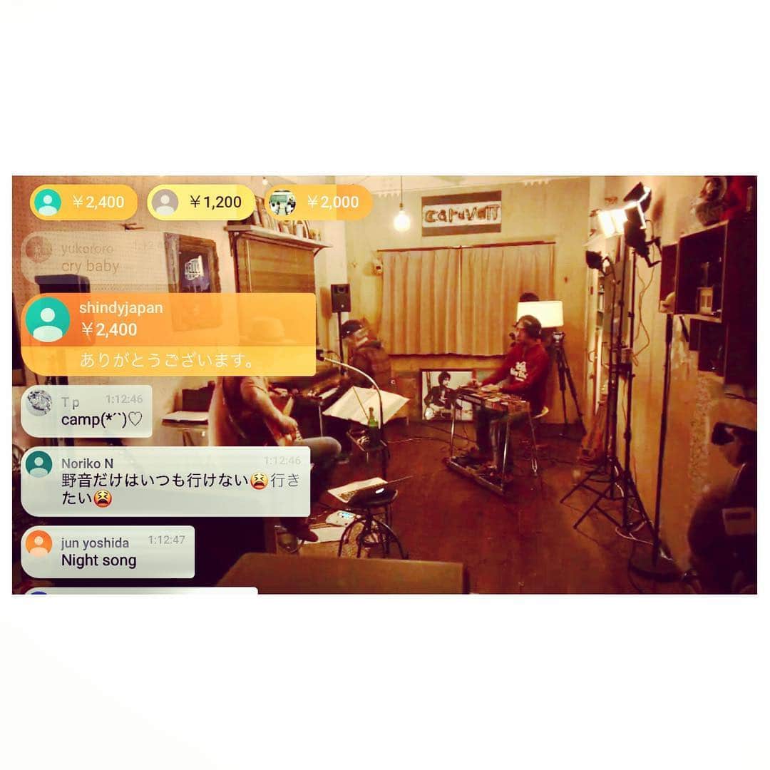 Caravanのインスタグラム：「昨夜のYouTubeライブ生配信。  本番10分前に思いがけないアクシデントからの  インスタライブでのトラブル実況を経て、  URLを変更しての生配信。。 にも関わらず、  沢山の方々が参加してくれました。  本当にありがとう。  改めて 堀江くん、宮下広輔、  映像チーフ番場秀一、  助けてくれて本当にありがとう。  リアルタイムで見てくれた皆のコメントを  一つ一つ読みながら見ていたら  胸が熱くなりました。  トラブルのせいで見れなかった方々もいるかと思い、  アーカイブで残したいと思います。  良かったら時間のある時にご覧下さい。  Caravan 15th Anniversary - DOS - " Live in Your Room "  4/24(wed) 生配信LIVE アーカイブ  https://youtu.be/RWtxIFL0kuk」