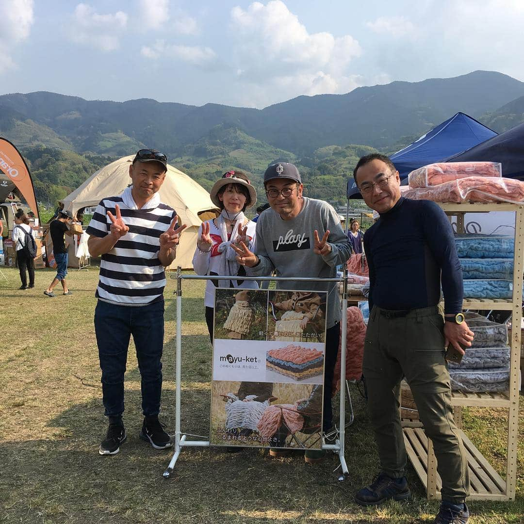 中島ヒロトさんのインスタグラム写真 - (中島ヒロトInstagram)「和歌山最高その2。  満を持して発売された（笑）アウトドアスパイス“ほりにし”。オレンジの堀西くんが5年費やした一品。マジで美味い。次回のキャンプで大活躍間違いなし。 チーム“ナンガ”。ブース、爆笑の接客（笑）で、めっちゃ盛り上がってた。世界的人気ブランドの横田社長、のノリ、大好きです（笑）。 オレンジの池田社長は、本当にかつらぎ町が、和歌山が、大好きだ、っていうのがいろんな方向から伝わってきます。声をかけてもらって出店しました、という、米阪パイル織物さん。シール織り（シール、は、アザラシの毛皮のことだそうです）のブランケット、“マユケット”チームの皆さん。ラジオ聴いて頂いてる、って、一枚頂きました。嬉しい。軽い。あったかい。次のキャンプに持っていきます。ありがとうございます。 そして、オレンジのボス、池田社長。イベント終了後、お店に寄って、アイテム棟とアパレル棟の間の芝生に置いてあるエアストリームはソフトクリームショップ。メチャクチャ美味い。一大イベントが終わった後、オトナが集まってソフトクリーム食べながら談笑、は最高。池田さん、いつもありがとうございます。今シーズン買えてなくて着れなかったオレンジ×ナンガのMA-1もこの日ギリギリでゲット出来て満足。池田さん、いつもありがとうございます。GWもお世話になります。これからもよろしくお願いします！ アウトドアイベントもすごく数が増えて、にわかキャンパー（笑）の自分もすごく嬉しいです。オレンジさんのイベントは、中身もすごいけど、なにより、人と人との繋がりが最高。アウトドアイベントだけじゃなく、何か催すなら、それがやっぱり大事だと思う。もちろん売上とかも大事だけど、人の繋がりに、後からついてくる、と思う。 週末は滋賀のキャンプイベント、来週末は和歌山でプライベートキャンプ。楽しみます。  #オレンジかつらぎ店  #ほりにし #nanga #米阪パイル織物 #camplay #workdaysbecameplaydays」4月25日 21時31分 - djhirotonakajima