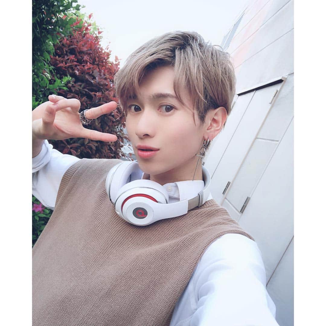 岡田鷹斗のインスタグラム：「最近暖かいね☆ ・ ・ ・ #NEVAGIVEUP #Beats #Men #岡田鷹斗 #ネバギブ #fashion  #金髪 #いいと思ったらハートポチっ♡」