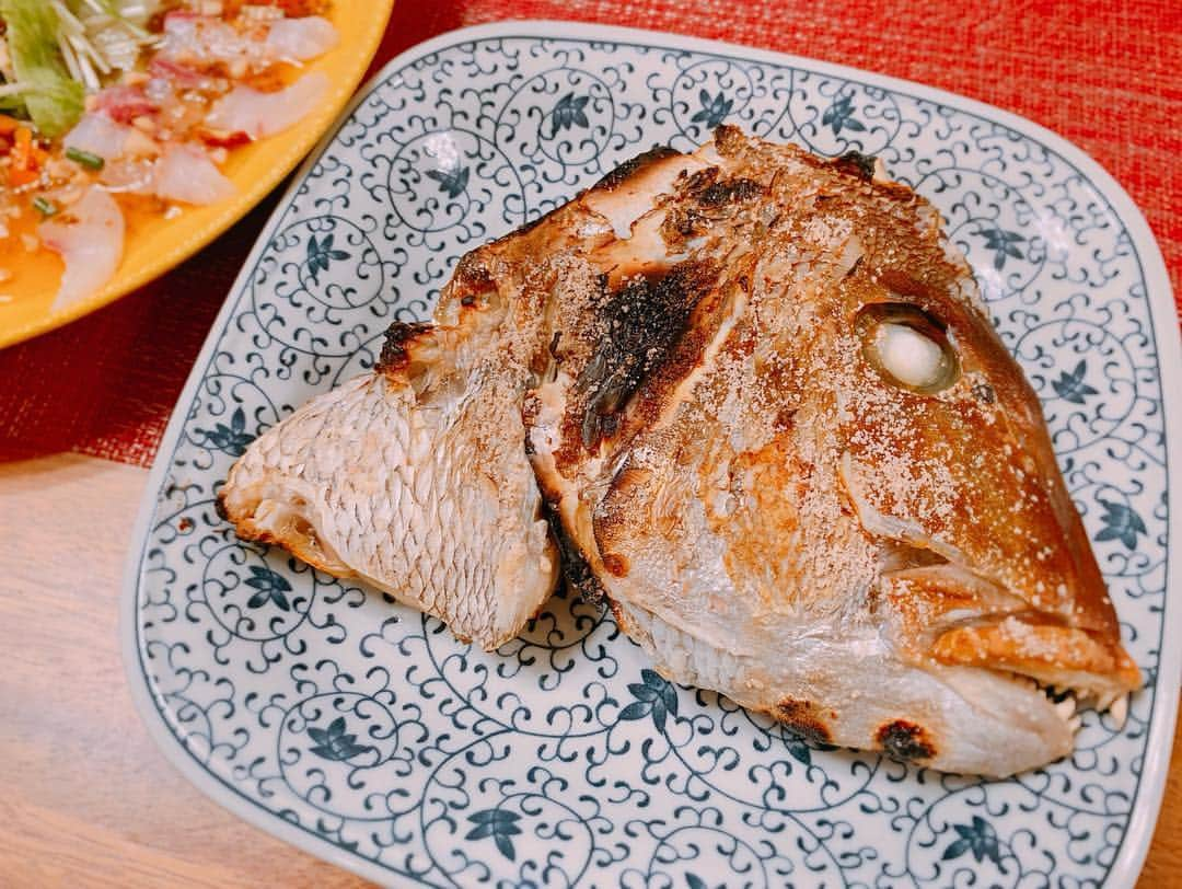 金子貴俊さんのインスタグラム写真 - (金子貴俊Instagram)「今日の晩ご飯はたかパパご飯の 鯛づくし！ ・鯛のお頭の煮付け ・鯛のお頭の塩焼き ・鯛のお刺身 ・鯛の皮ポン酢 ・鯛のカルパッチョ どれも絶品！素材の力すごすぎる！ 家族も大喜び^_^頑張った甲斐がありました😁  #たかパパご飯 #父飯#パパ飯#男の料理#魚料理#クッキング#鯛＃タイ#鯛の煮付け#鯛のカルパッチョ#鯛の刺身」4月25日 21時37分 - takatoshi_kaneko