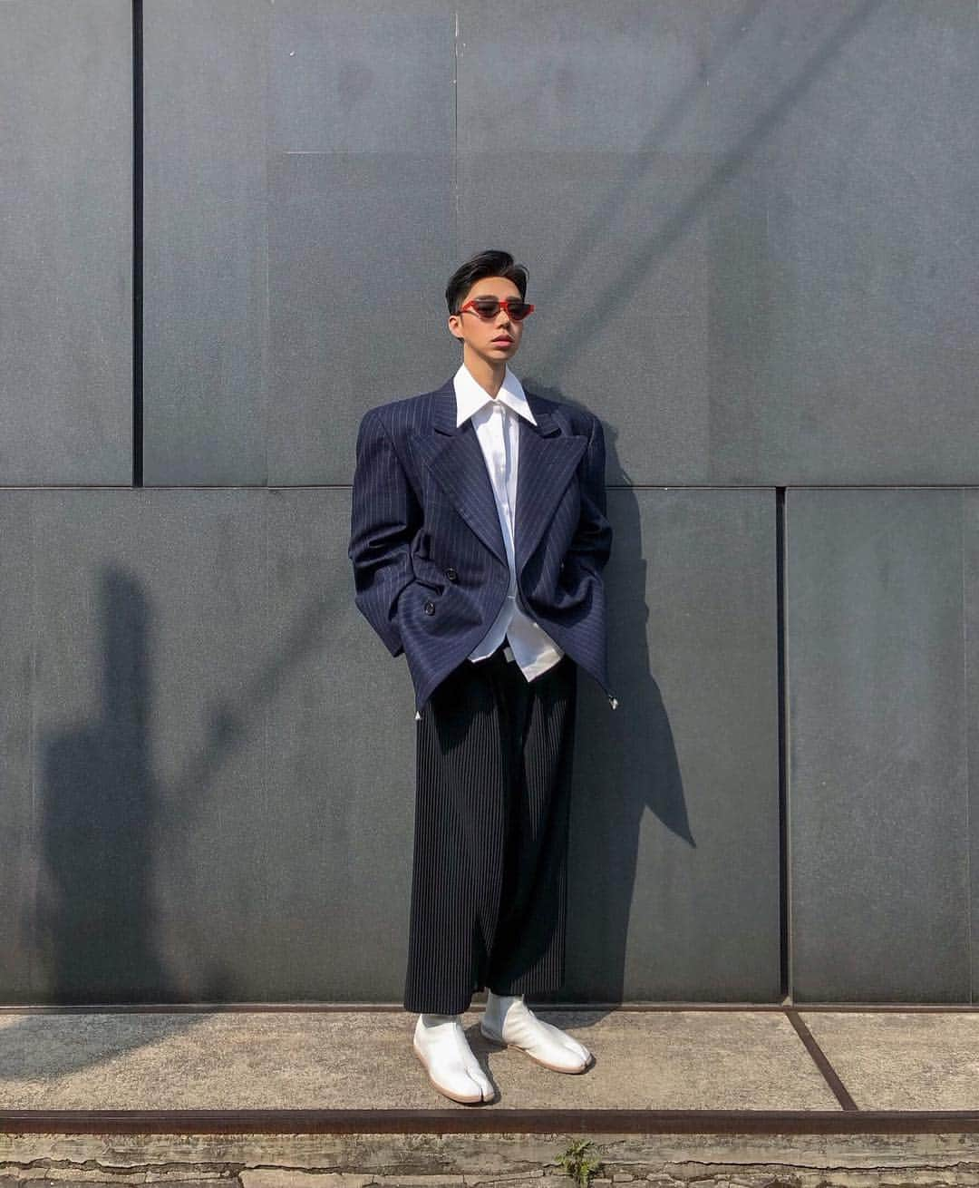 Junyoungさんのインスタグラム写真 - (JunyoungInstagram)「야쿠자룩 . . . #mykita #martinerose #maisonmargiela #martinmargiela #tabi #isseymiyake #hommeplisse #rafsimons #마이키타 #메종마르지엘라 #마틴마르지엘라 #타비 #이세이미야케 #마틴로즈 #라프시몬스」4月25日 21時37分 - yanggeng88