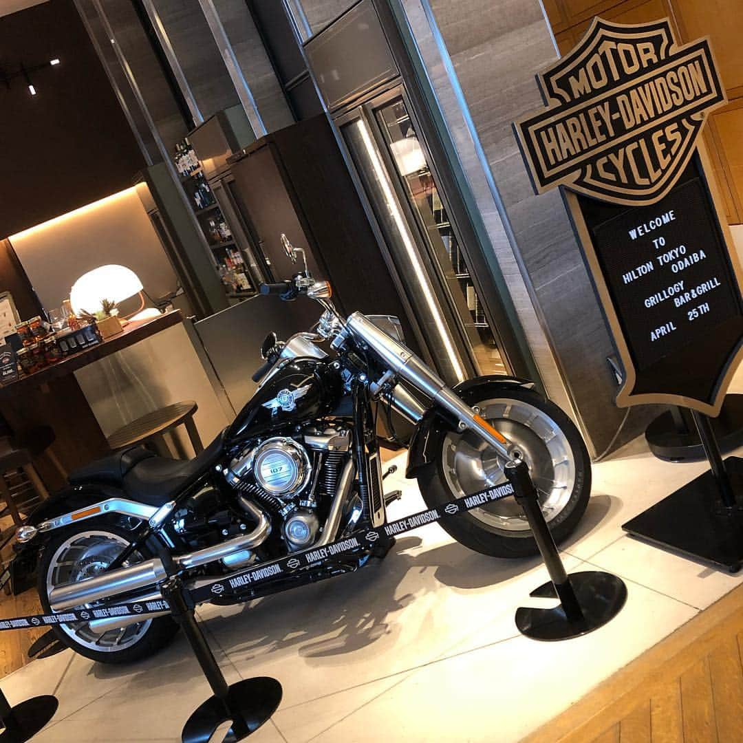 亘健太郎さんのインスタグラム写真 - (亘健太郎Instagram)「HARLEY-DAVIDSON×Grillogyに行ってきた‼︎﻿ ﻿ https://www.hiltonodaiba.jp/plans/restaurants/others/grillogy_1902﻿ ﻿ #アメカジボーイズ ﻿ #amecajiboys ﻿ #アメカジ ﻿ #アメカジ散策 ﻿ #俺だってハーレー乗り ﻿ #harleydavidson ﻿ #flstn ﻿ #ソフテイルデラックス」4月25日 21時39分 - watarikentaro