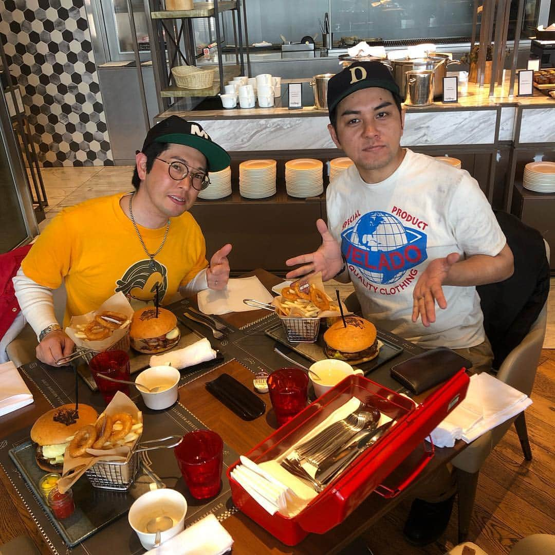 亘健太郎さんのインスタグラム写真 - (亘健太郎Instagram)「HARLEY-DAVIDSON×Grillogyに行ってきた‼︎﻿ ﻿ https://www.hiltonodaiba.jp/plans/restaurants/others/grillogy_1902﻿ ﻿ #アメカジボーイズ ﻿ #amecajiboys ﻿ #アメカジ ﻿ #アメカジ散策 ﻿ #俺だってハーレー乗り ﻿ #harleydavidson ﻿ #flstn ﻿ #ソフテイルデラックス」4月25日 21時39分 - watarikentaro