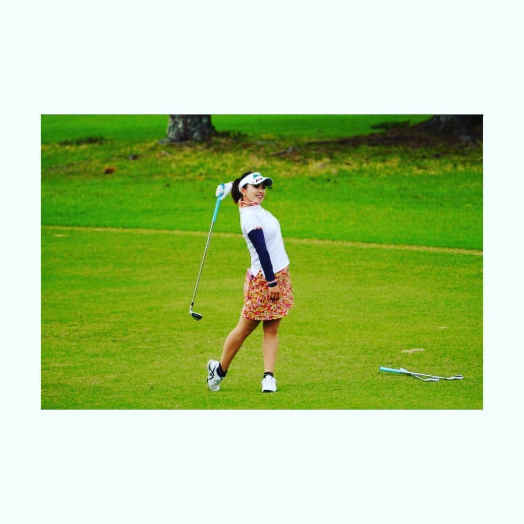 のインスタグラム：「☆ あっちゃー っていう #スイング (笑)  ちょっとしたミスショットも不運もありましたが  今日は課題のパットもそこそこ入ってくれて、何とか生き返ることが出来ました☺️ 明日以降も油断せずに頑張ります💪  #1回死んだら生き返る #パターが命 #私の生命線  #ステップアップツアー #九州みらい建設グループレディースゴルフトーナメント  #佐賀県 #武雄市」