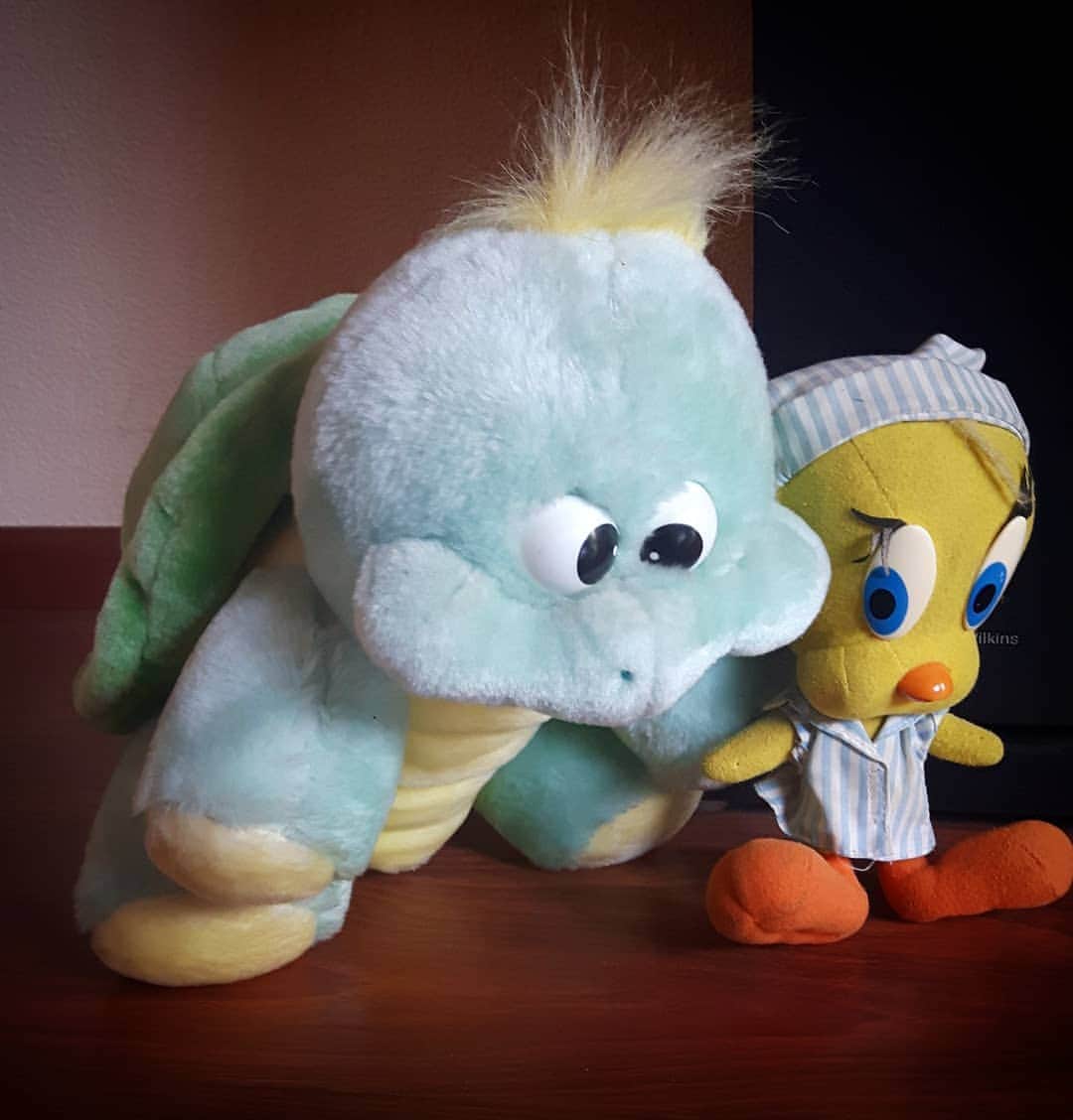 Little Yellow Birdさんのインスタグラム写真 - (Little Yellow BirdInstagram)「I know Jodocus, I know...it's an awful itch I'm having there. And I fear it's the travel bug...keep scratching, Jodocus, keep scratching!! #littleyellowbird #tweety #tweetykweelapis #adventures #yellow #bird #jodocus #greenturtle #iknowjodocus #itchy #itch #jeuk #travelbug #reiskriebels #wanderlust #itsthattimeagain #timetotravel #scratch #scratching #stuffedanimalsofinstagram #plushiesofinstagram」4月25日 21時52分 - tweetykweelapis