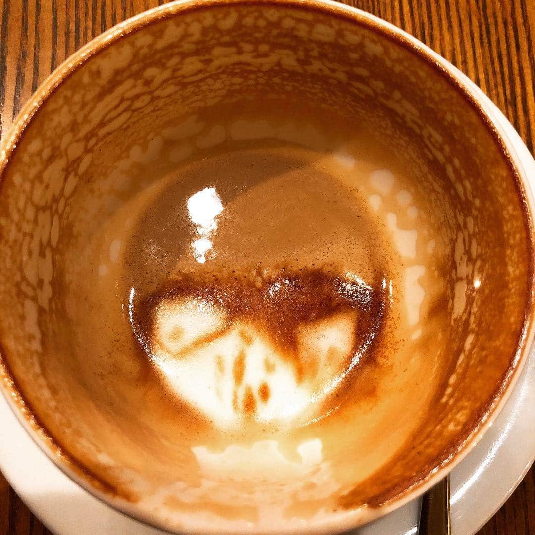 松井理子さんのインスタグラム写真 - (松井理子Instagram)「あーん！可愛すぎて飲めなぃー❣️❣️❣️❣️ 本来は混ぜてから飲むんだけど、可愛すぎて混ぜれなかったから最後までみとどけました。  大変美味しかったです💕 癒されました😁🌟 #ダブルトールカフェ渋谷店」4月25日 21時44分 - ume_ume_phot