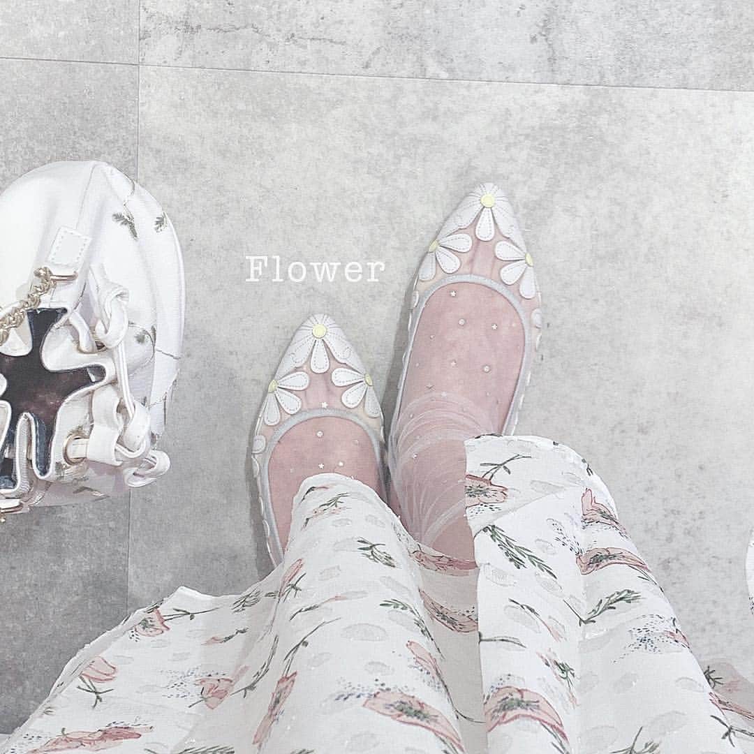 のインスタグラム：「🌼 𝐿𝒶𝓈𝓉 𝒹𝒶𝓎⠀ ⠀ @millea_official_ ラフォーレ原宿ポップアップ！ 無事に最後まで走り抜けられました〜！😭🎉 最初は3日間の開催だったのが、 沢山の方に来て頂けたおかげで延長のお話を頂き..！ 結果２週間やり抜きました！⠀ ⠀ まだまだ小さなお店なので、通りがかって ミレアを知ってくれた方も沢山いて、 ポップアップをキッカケに沢山の出会いがあったり、 そしてイベントに協力してくれた友達たち🤝 ほんとにほんとに皆さんありがとうございました！！！⠀ ⠀ 準備や事務作業、搬入から全て今回は1人でやってみて、荷物が重すぎて何度も泣きそうになったり、 他のお仕事とのスケジューリングを上手く 回すのも大変ででもやり抜くことができたので また一つ成長することができました。 すごく楽しかったしやって良かったです💛⠀ ⠀ 今後はECサイトの運用に戻ります💫 またポップアップできるように頑張るので 今後もよろしくお願いします♡ 写真は２週間頑張った自分の足。⠀ ⠀  #milleapic#milleacode#balletshoes#ラフォーレ原宿」