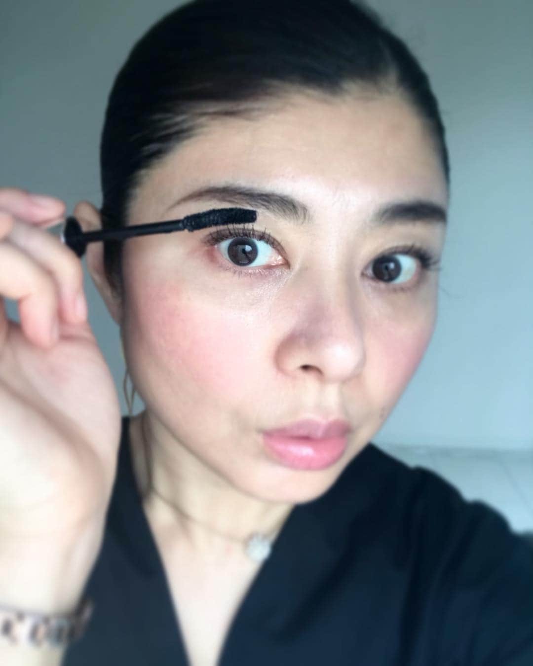 間々田佳子のインスタグラム：「メイクをするときは シワが入らないよう 気をつけよう！💪💪💪😘 #間々田佳子  #表情筋研究家 #顔ヨガ #筋トレ #シワは表情の癖から生まれる」