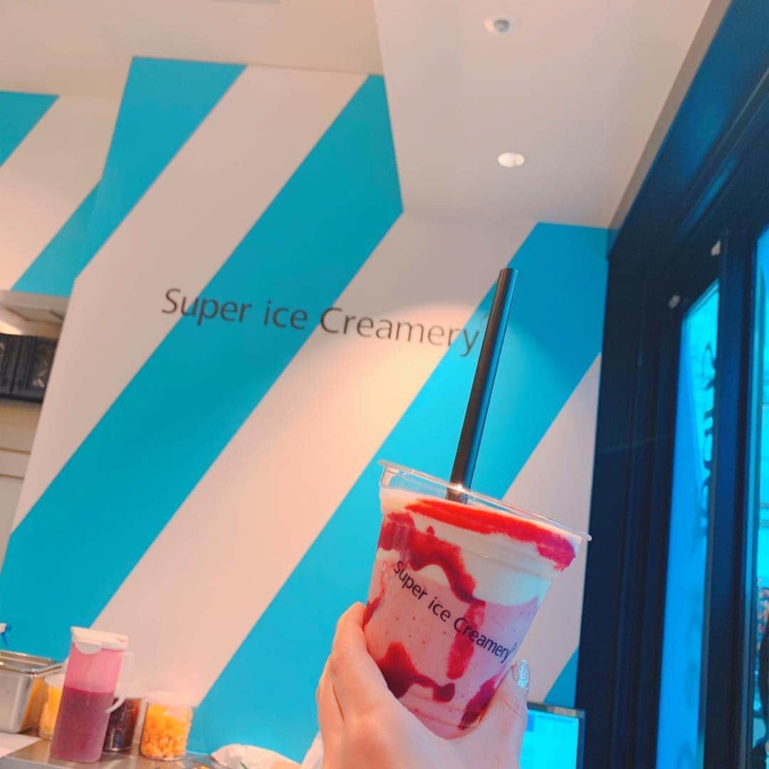 紗綾さんのインスタグラム写真 - (紗綾Instagram)「明日からオープンの「Super ice Creamery」に @holomua_hanako と一足早く行ってきました🍦🌈 カラフルでポップでめちゃカワ💓なのに、ナチュラルな食材を使って作っているからヘルシーなんだって😋 シェイクの他に、 ジェラート、アイスキャンデーがあるよ🍦💕 明日4月26日(金)に、渋谷ストリーム「FLUNKY PARLOR」内および銀座ロフト1階「LOFT FOODLAB」内にオープンです☀️ #super_ice_creamery  #渋谷ストリーム #渋谷 #アイス #ジェラート  #インスタ映え」4月25日 21時55分 - saaya_official_