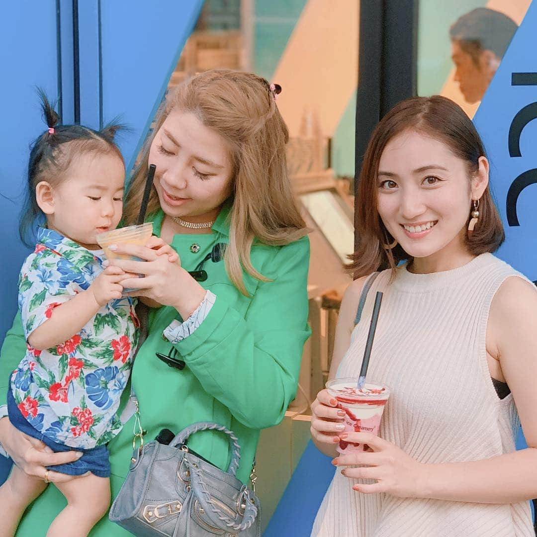 紗綾さんのインスタグラム写真 - (紗綾Instagram)「明日からオープンの「Super ice Creamery」に @holomua_hanako と一足早く行ってきました🍦🌈 カラフルでポップでめちゃカワ💓なのに、ナチュラルな食材を使って作っているからヘルシーなんだって😋 シェイクの他に、 ジェラート、アイスキャンデーがあるよ🍦💕 明日4月26日(金)に、渋谷ストリーム「FLUNKY PARLOR」内および銀座ロフト1階「LOFT FOODLAB」内にオープンです☀️ #super_ice_creamery  #渋谷ストリーム #渋谷 #アイス #ジェラート  #インスタ映え」4月25日 21時55分 - saaya_official_