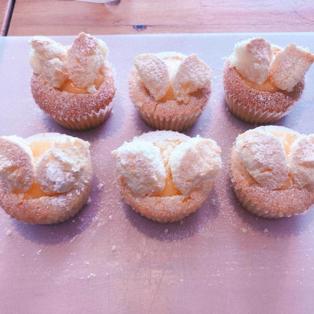 田添菜穂子さんのインスタグラム写真 - (田添菜穂子Instagram)「Butterfly cakes lesson @morningtoncrescenttokyo  lemon curd was so nice‼︎ 先日のイギリス菓子レッスン、今回はバタフライケーキ。 ちょうちょが飛んでるように見えるから、そう呼ぶんですと😊 なかにつめたレモンカードが美味しかったー💕」4月25日 21時55分 - nahokotazoe