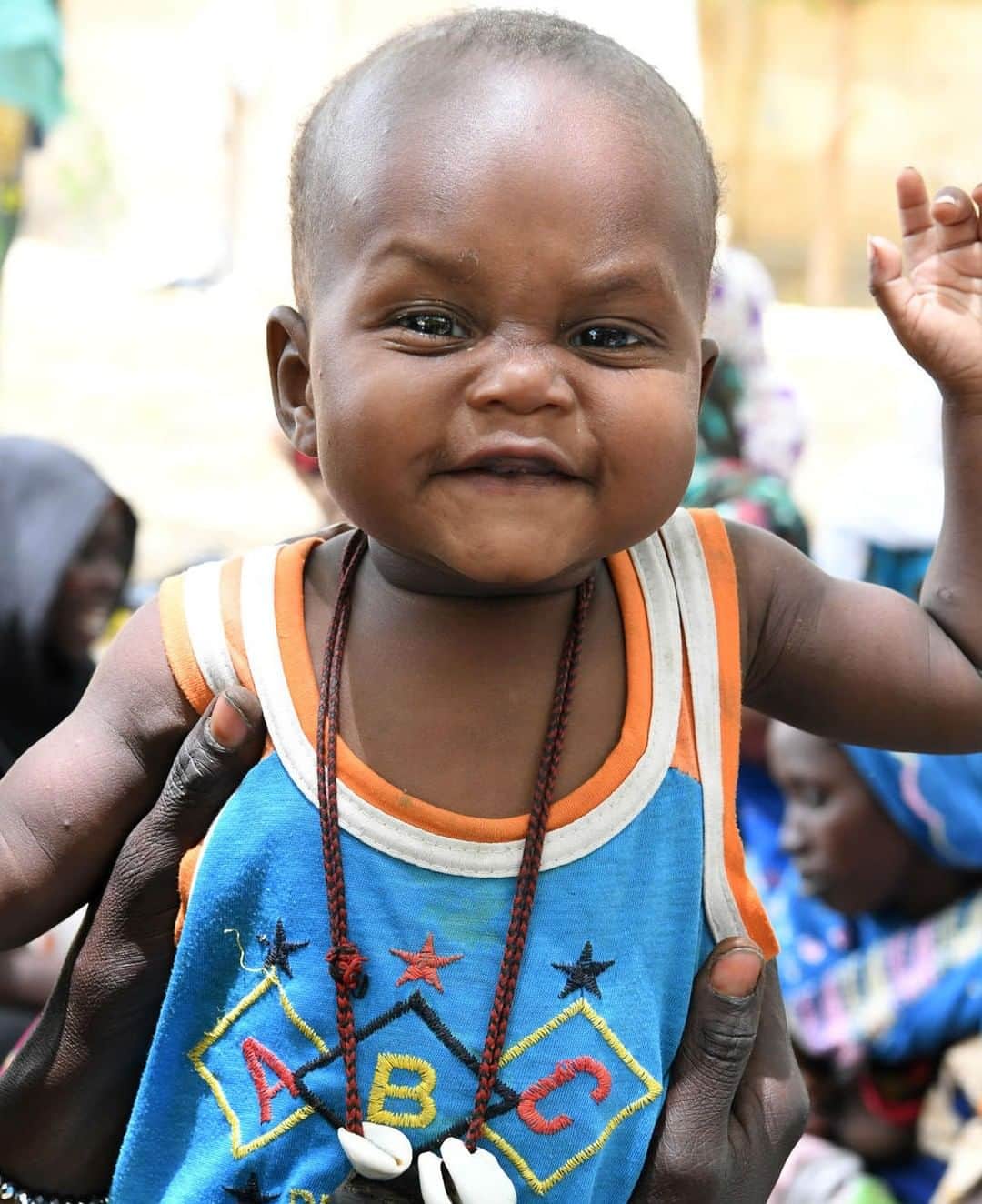 unicefさんのインスタグラム写真 - (unicefInstagram)「Hands up if you’ve had at least one vaccination in your life. 🙋‍♂️🙋‍♀️ Hearts for everyone who comments with the hashtag #VaccinesWork below! 💙 By vaccinating our children and ourselves, we are creating a safer world for everyone.」4月25日 21時55分 - unicef