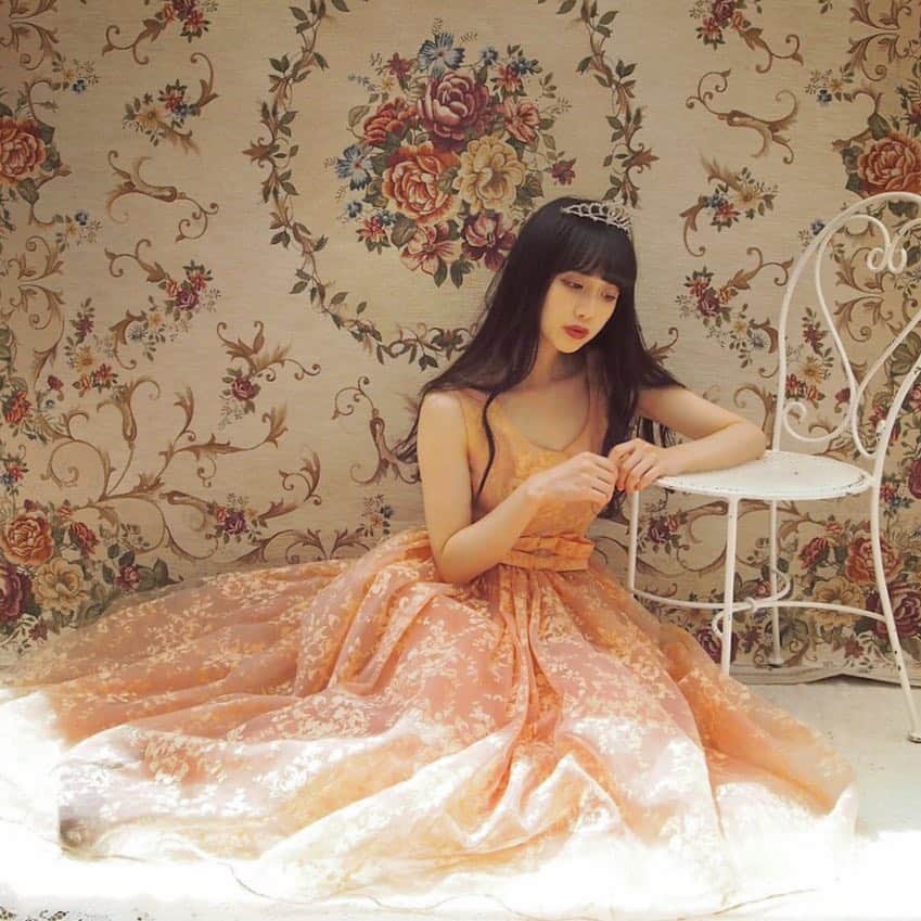 酒元麻衣（まいへー）のインスタグラム：「先日の撮影⚜️ ﻿ Styled by @charollvintage  Photographer_島添博子﻿ @hiroko__shimazoe ﻿  #shooting#vintagefashion」