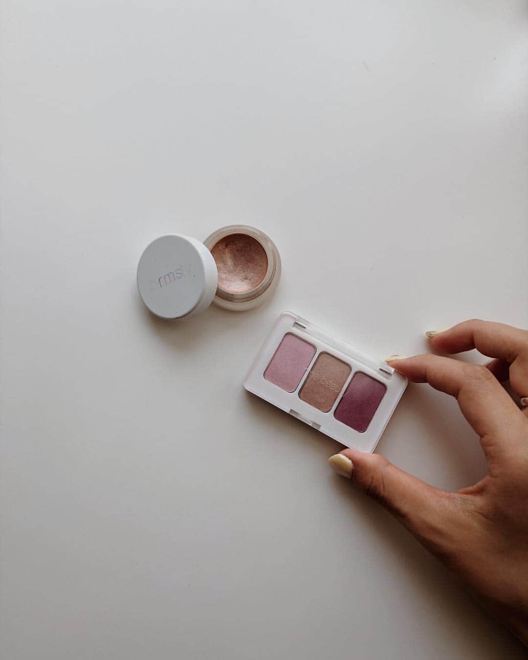 目見田早弥子のインスタグラム：「| rms beauty rmsは左のmaster mixerが好きすぎて 涙袋やチーク、ハイライトとして めちゃくちゃ使っていて...♡ 気になってた限定シャドウもgetしました🌸 アイシャドウはさらっとしていて 指でのせると濡れたような上品なツヤ感💐 密着感も高く粉飛びしないし発色もすごく綺麗！  写真2枚目はアイホール全体に真ん中 目尻の二重のラインに沿って右 アイラインを意識して左を全て指でのせました。 ちなみに肌のツヤっとしている部分は master mixerを使っています💓 #rmsbeauty#cosmekitchen」
