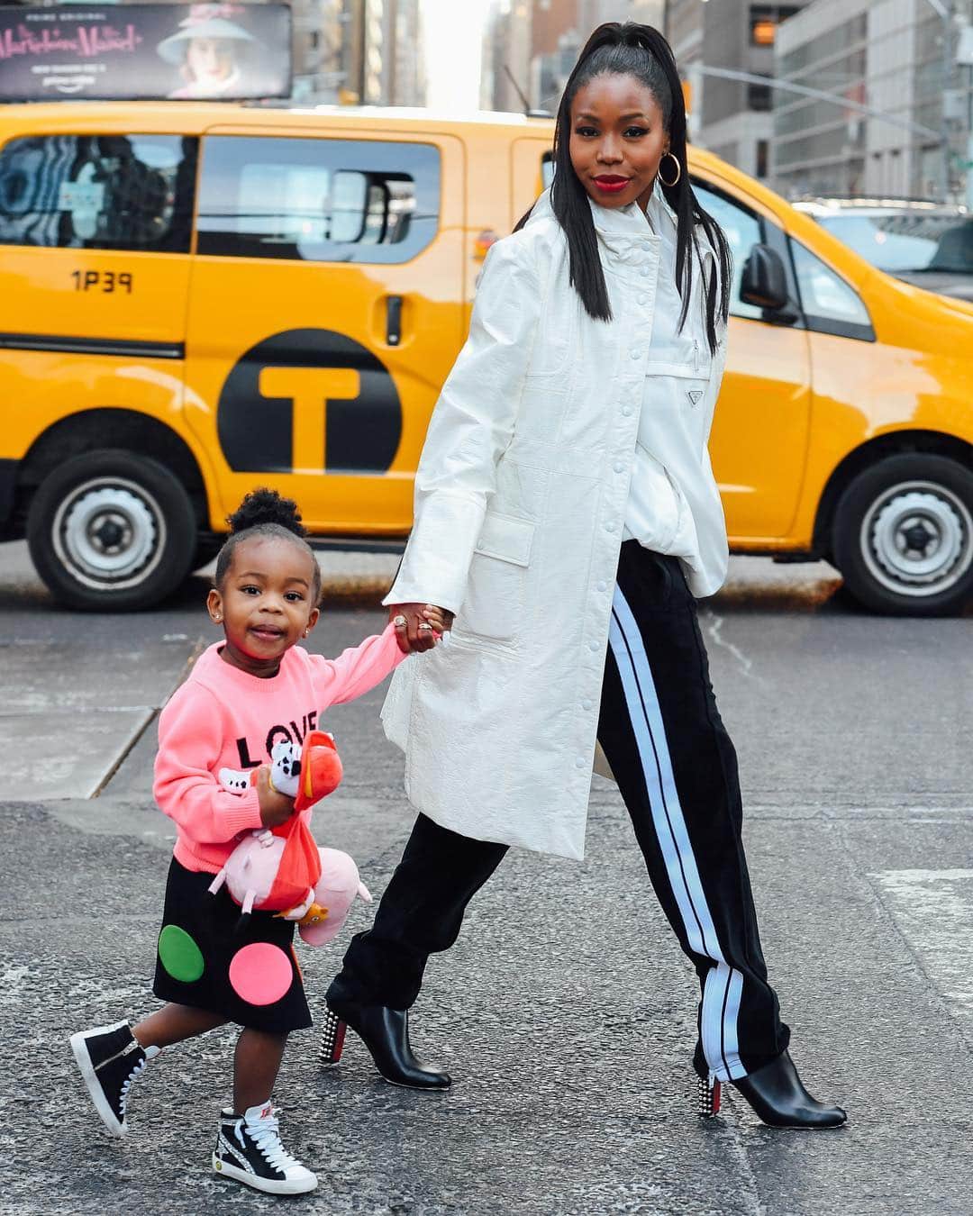 barneysnyofficialさんのインスタグラム写真 - (barneysnyofficialInstagram)「One of our favorite fashion mother-daughter duos, @kahlanabarfield and Dylan, make the morning commute effortlessly chic for #BringYourChildToWorkDay. Tap the photo to shop their looks. Photographed by: @hunterabrams」4月25日 22時09分 - barneysny