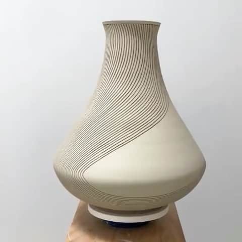 のインスタグラム：「Shio Kusaka was born on this day, April 25, in 1972, in Morioka, Japan. Kusaka's work unites the traditions of Japanese stoneware and porcelain with Minimalist repetitions and subtle geometries. ____________ #ShioKusaka #Gagosian  #Repost @kusakashio」