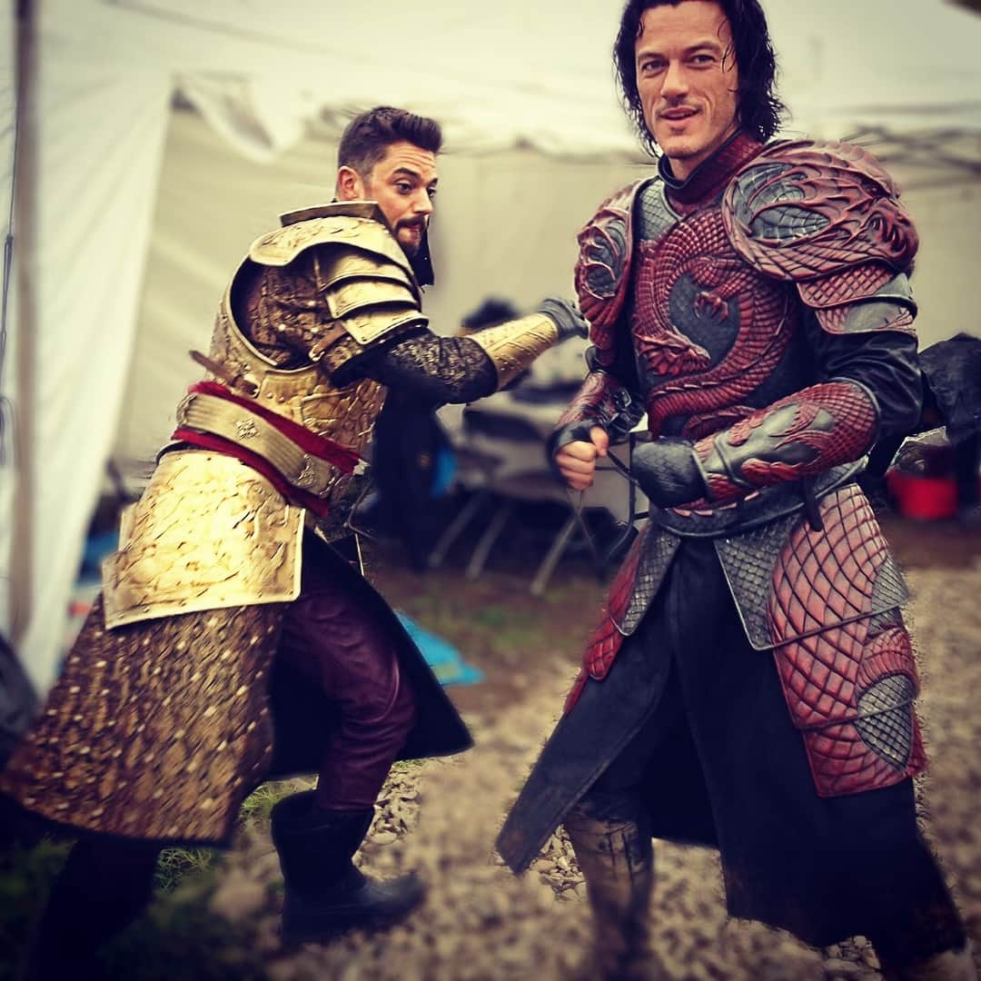 ルーク・エヴァンズさんのインスタグラム写真 - (ルーク・エヴァンズInstagram)「#tbt to #DraculaUntold when @dominiccoop and I spent most of our days trying to trip each other up in our incredible suits of armour. Would love to revisit that character and that world one day. Although maintaining 7% body fat while working 15 hour days including training at the end of each day, was an insane challenge, but I loved every minute! 🧛‍♂️」4月25日 22時05分 - thereallukeevans