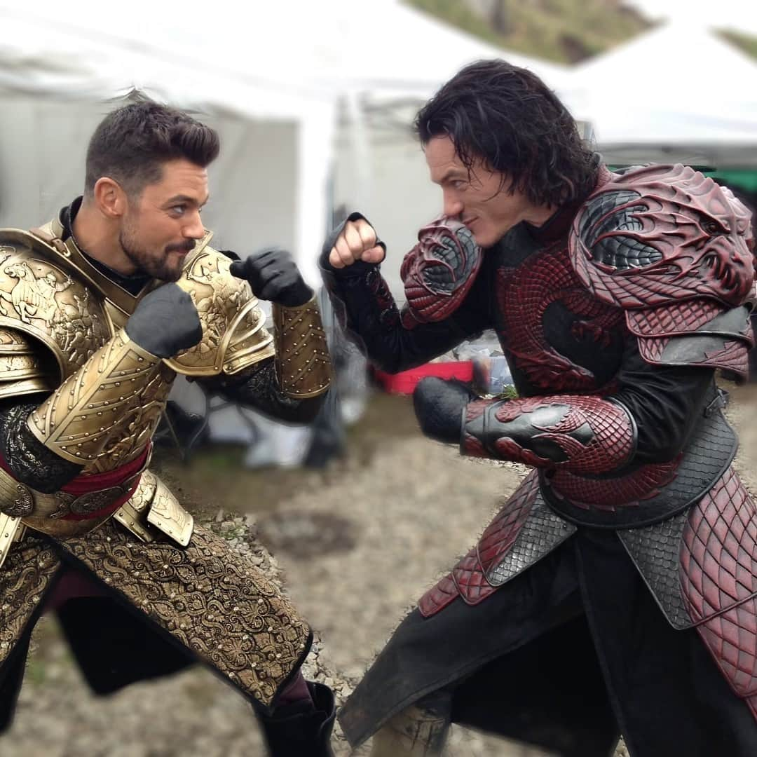 ルーク・エヴァンズさんのインスタグラム写真 - (ルーク・エヴァンズInstagram)「#tbt to #DraculaUntold when @dominiccoop and I spent most of our days trying to trip each other up in our incredible suits of armour. Would love to revisit that character and that world one day. Although maintaining 7% body fat while working 15 hour days including training at the end of each day, was an insane challenge, but I loved every minute! 🧛‍♂️」4月25日 22時05分 - thereallukeevans