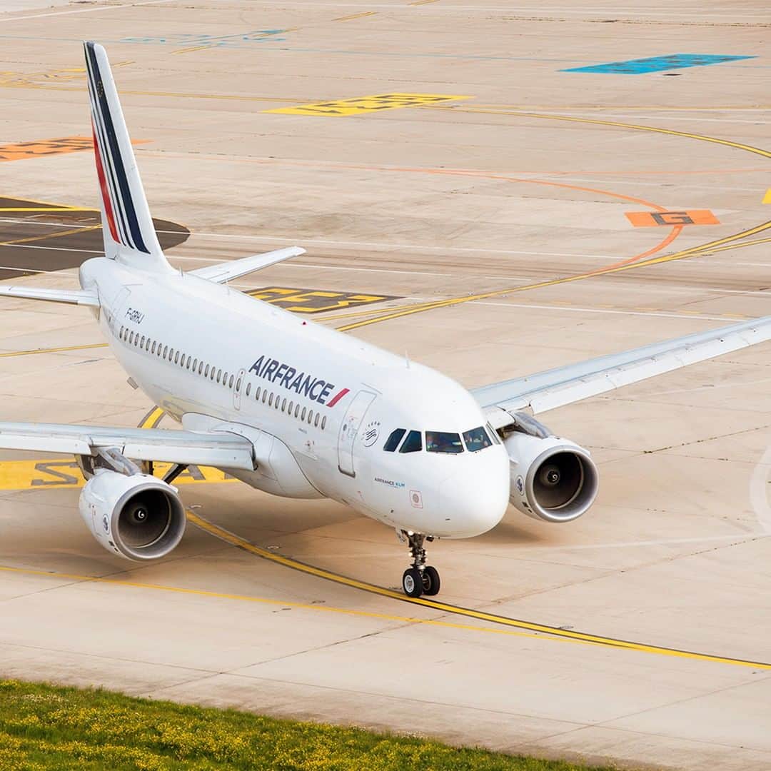 エールフランスさんのインスタグラム写真 - (エールフランスInstagram)「Turnaround on the tarmac! Virage sur le tarmac ! #AirFrance #Franceisintheair  #AirFrance #avgeek #photo #Aircraft #plane #flight #airport」4月25日 22時06分 - airfrance