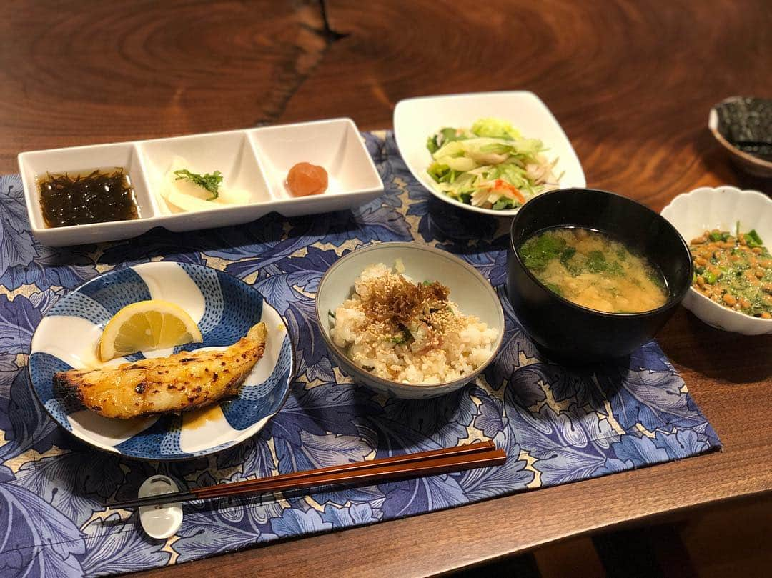 月央和沙さんのインスタグラム写真 - (月央和沙Instagram)「#うちの晩御飯 #記録 #かれいの西京焼き #レタスと三つ葉のサラダ #褒められると #調子にのるタイプです」4月25日 22時07分 - kazusa_tsukio