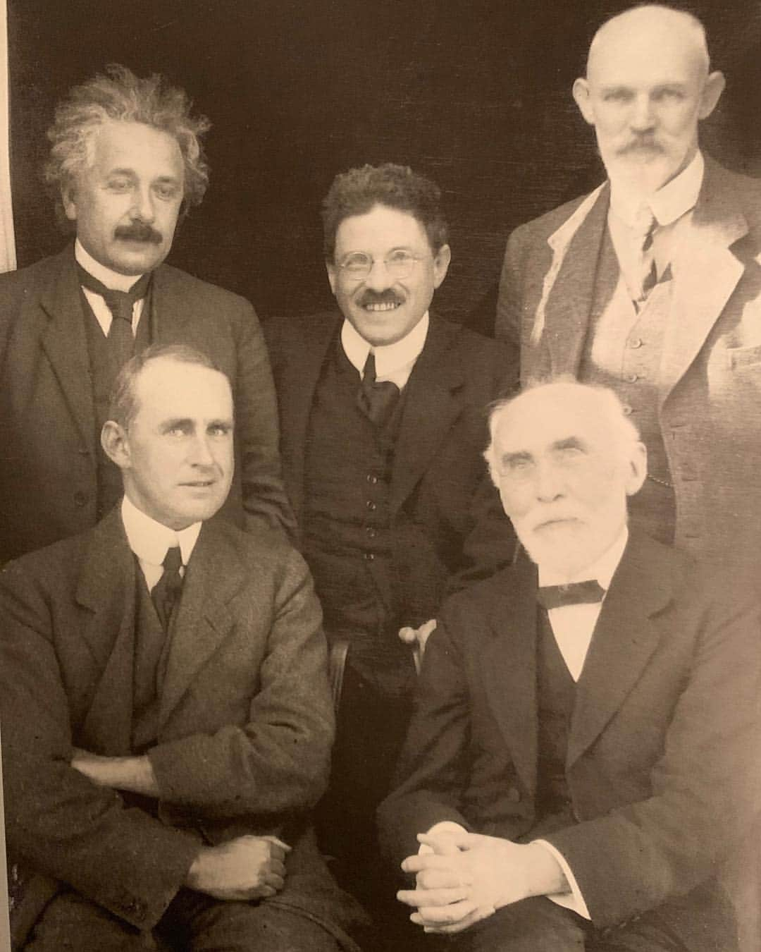 アルベルト・アインシュタインさんのインスタグラム写真 - (アルベルト・アインシュタインInstagram)「Throwback Thursday: Einstein with his colleagues at the Leiden Observatory on September 26, 1923. Front row: Arthur Eddington, Hendrik Lorentz. Back row: Albert Einstein, Paul Ehrenfest and Willem de Sitter. #throwbackthursday」4月25日 22時08分 - alberteinstein