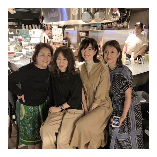 前田ゆかのインスタグラム：「先日のこと。  久しぶりに会えた、由美ちゃん  小内さん、川田師匠！ やっとタイミング合い念願かなって 人形町での集い。 友人のお店 @restaurant1512  #ノーリザベーションズ にて。  こちらで大人気の新メニュー 新時代の洋食をいただきに😋  ポテトサラダコロッケに、ロコモコ、熱々の石焼カレーがぜーんぶあじわえる面白さ。 しかもおこげも出来るからビビンバみたいで一口ごとに味が深くなっていく。  オーナーに1人に一個ずつね？ といわれ みんなで一個でいいと言ったことを後悔した… 思ったよりあっさりしていてあっという間に食べ尽くしたから笑  オーナーの大発明を噛み締めながら味わった夜。 あーー、また思い出して食べたくなった😋  #ノーリザベーションズ #人形町 #どれみ焼き も美味しい #次は下のBARもいくね」