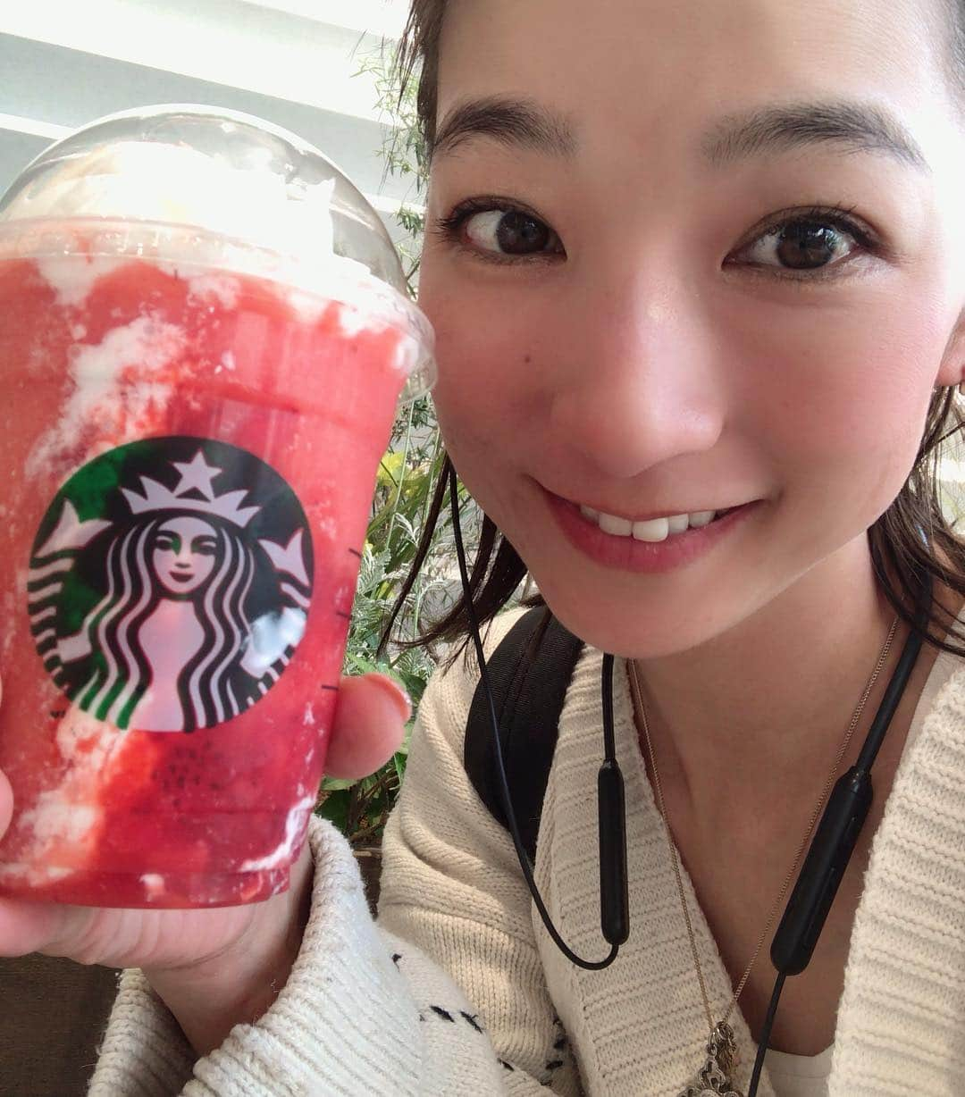 谷口あかりさんのインスタグラム写真 - (谷口あかりInstagram)「本日の おやつ。  #スターバックス　#フラペチーノ　 すぐに　#唇むらさき　#でも好き　#やっぱり好き　 #贅沢　#苺　#いちご　#ストロベリー」4月25日 22時13分 - akari.taniguchi