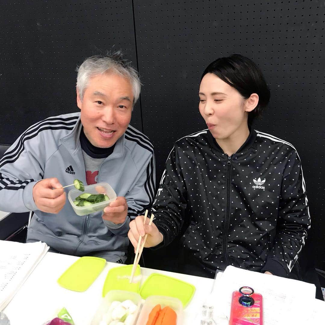 緒月遠麻さんのインスタグラム写真 - (緒月遠麻Instagram)「☆ モロさんと 休憩中に美味しい漬物を頂く贅沢✨ #白米下さい #味噌汁下さい #塩分最高 #天狗ontheradio  ぬか漬けレディー ちかさんお手製☺️」4月25日 22時14分 - toma_ozuki