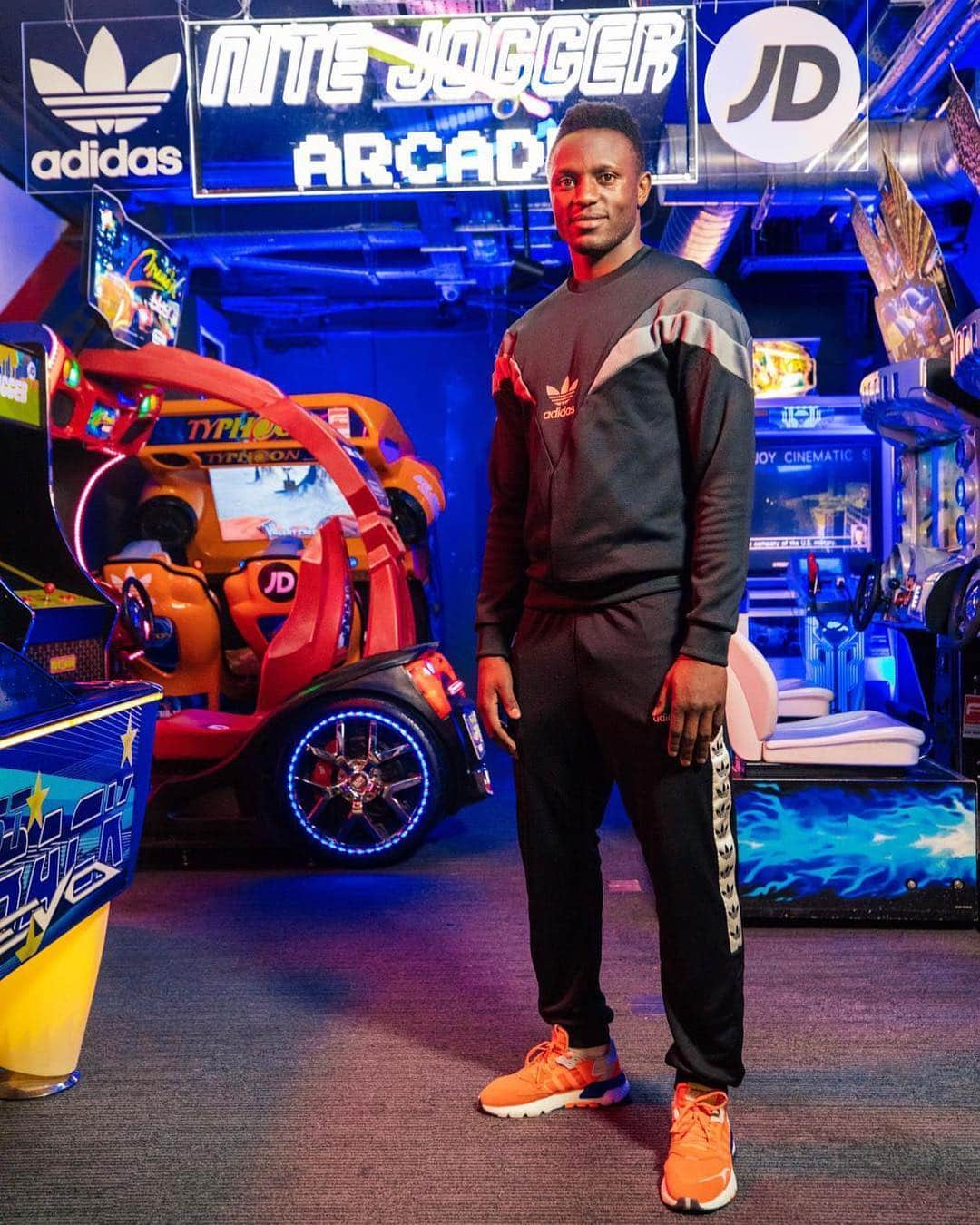 ビクター・ワニアマさんのインスタグラム写真 - (ビクター・ワニアマInstagram)「Need to improve my Mario Kart skills 😂 Had a great time at the Nite Jogger event 🕹🕹 @jdofficial @adidasoriginals #NiteJogger」4月25日 22時16分 - victorwanyama