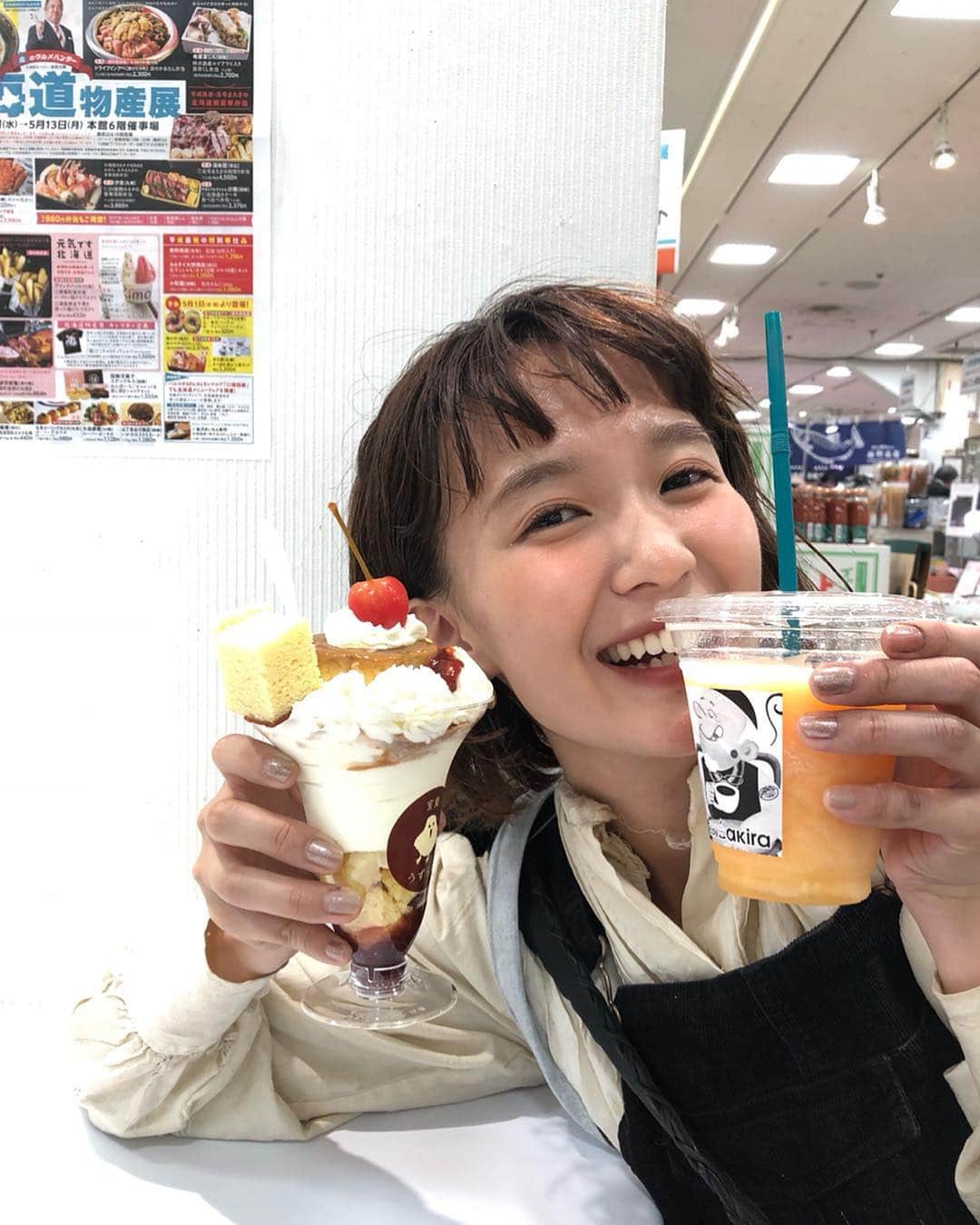 柴田紗希さんのインスタグラム写真 - (柴田紗希Instagram)「今日上野へ行ったんだ！ 上野の松坂屋でね北海道物産展やってて、昨日から始まったみたいだから駆け込んできたんです♡ 楽しすぎた。満喫しすぎた。笑 お店のお父さんやお母さんが 「何でも食べんしゃーい！」 と言わんばかりに試食させてくれて 美味しいものばっかりだったから ついつい全部買いたくなってた😂 でも真剣に厳選してgetしたよ。。。！ その場でアイスとかパフェとかも食べれたからしっかり堪能して、本当楽しかった！ やっぱり物産展て楽しいよね！ 5月13日まで開催してるみたいやからぜひ‼️‼️‼️ . ＊豆情報＊ 地元愛知は名古屋でも同時期に開催してるらしいので気になった方は名古屋松坂屋へ！！！ #PR #ぐるっと北海道web #大丸松坂屋 #松坂屋 #上野 #名古屋 #北海道展」4月25日 22時26分 - shibasaaki